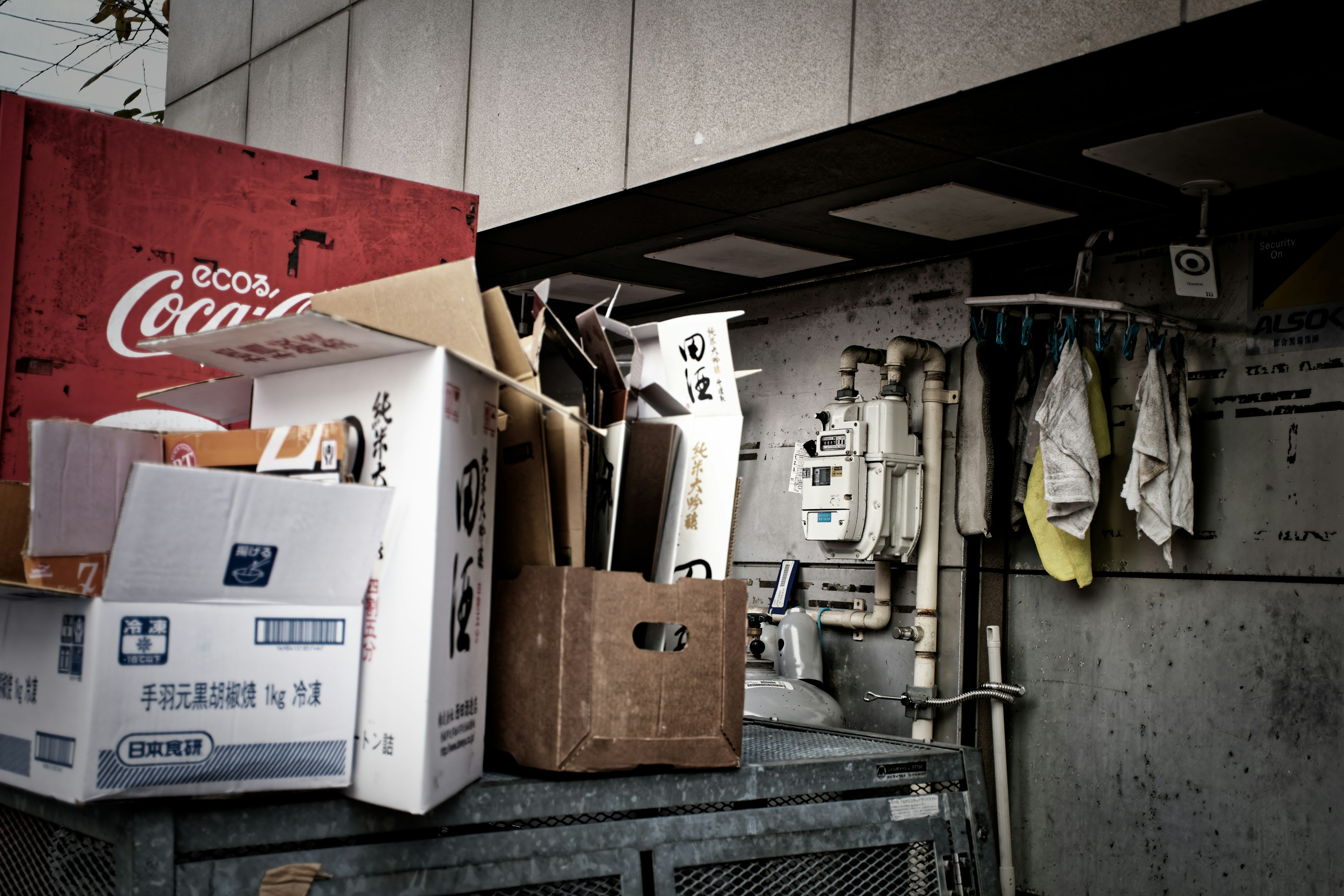 Pile de cartons et déchets sur une benne à ordures avec une boîte rouge Coca-Cola