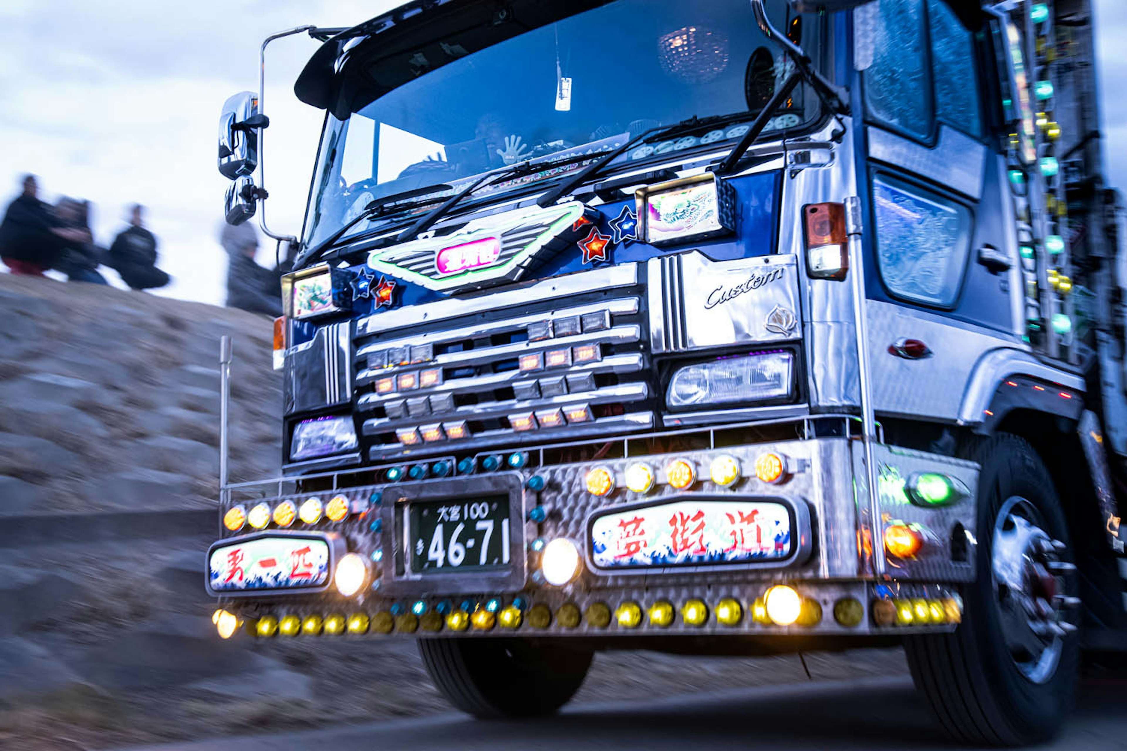 Camion décoratif circulant la nuit