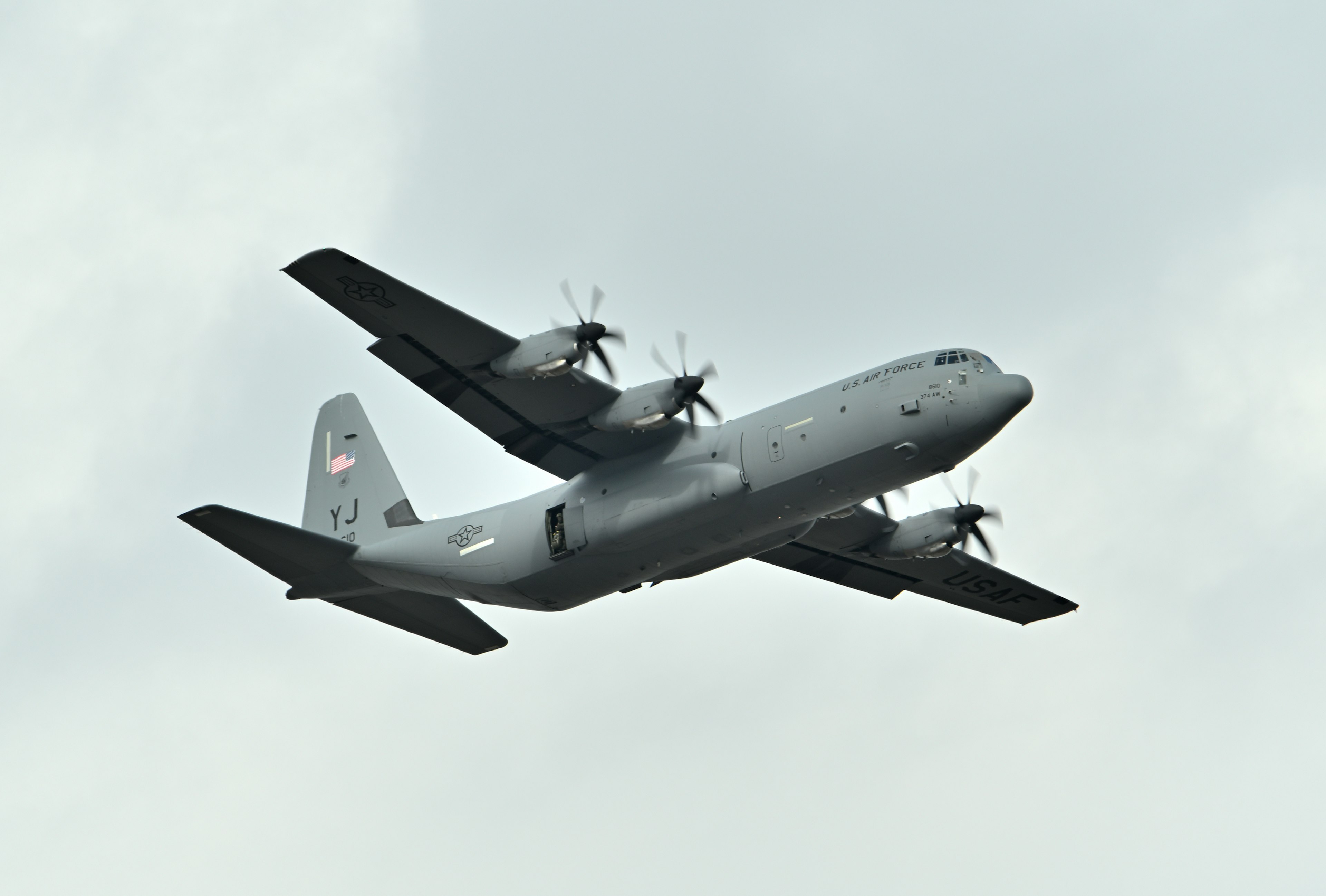 Avion militaire gris volant dans le ciel