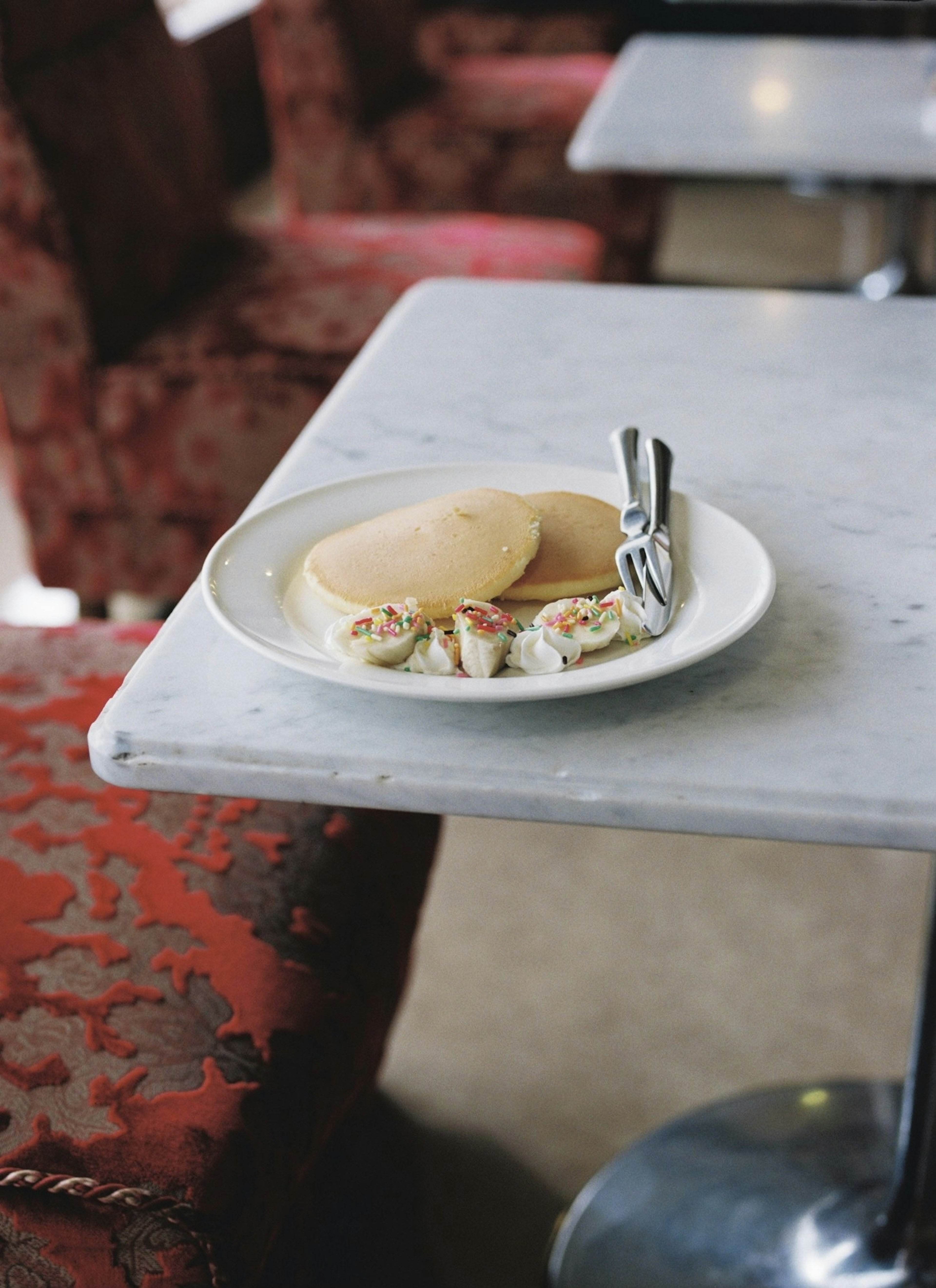 Piring dengan roti dan salad di atas meja marmer