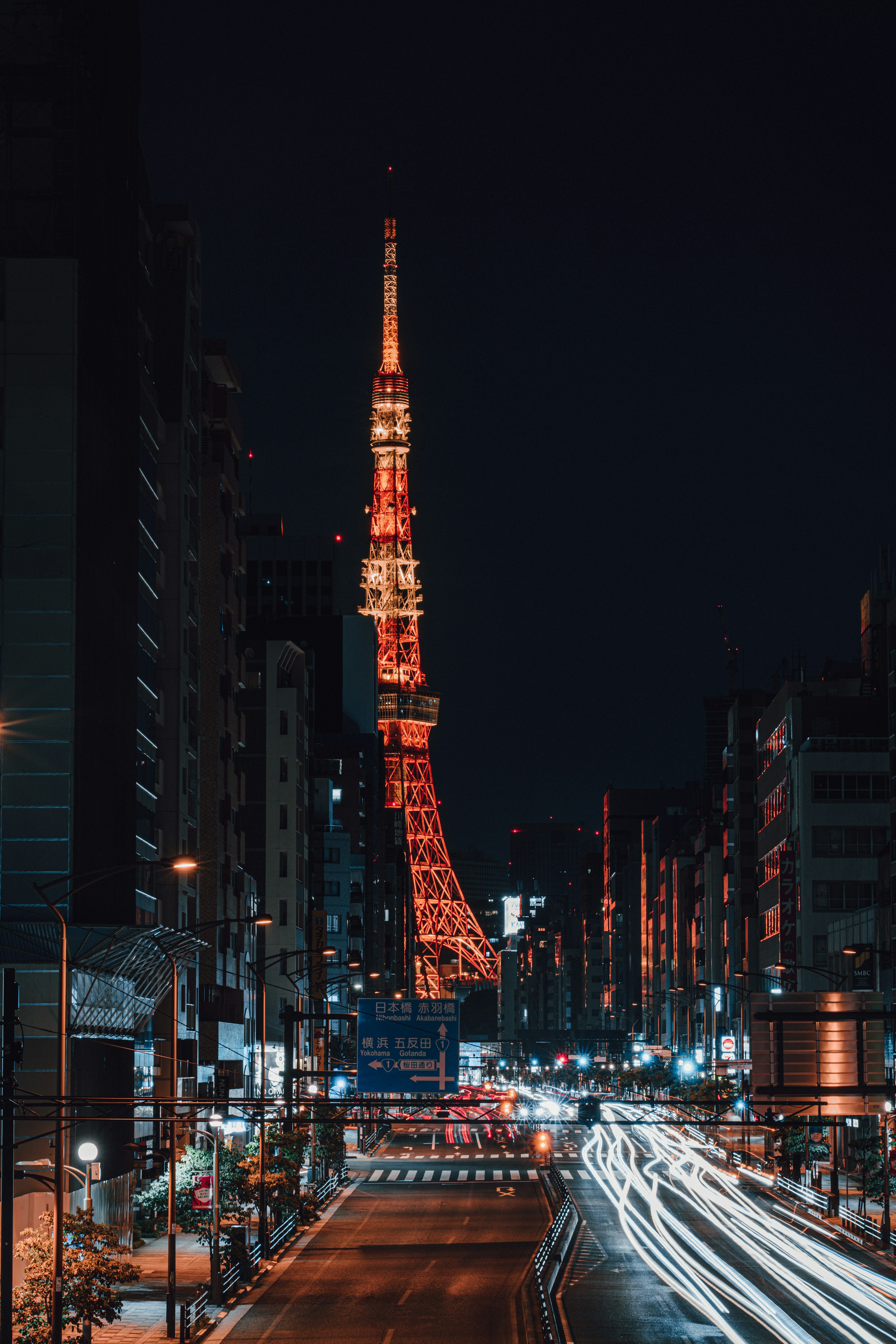 Torre di Tokyo illuminata di notte con strade affollate