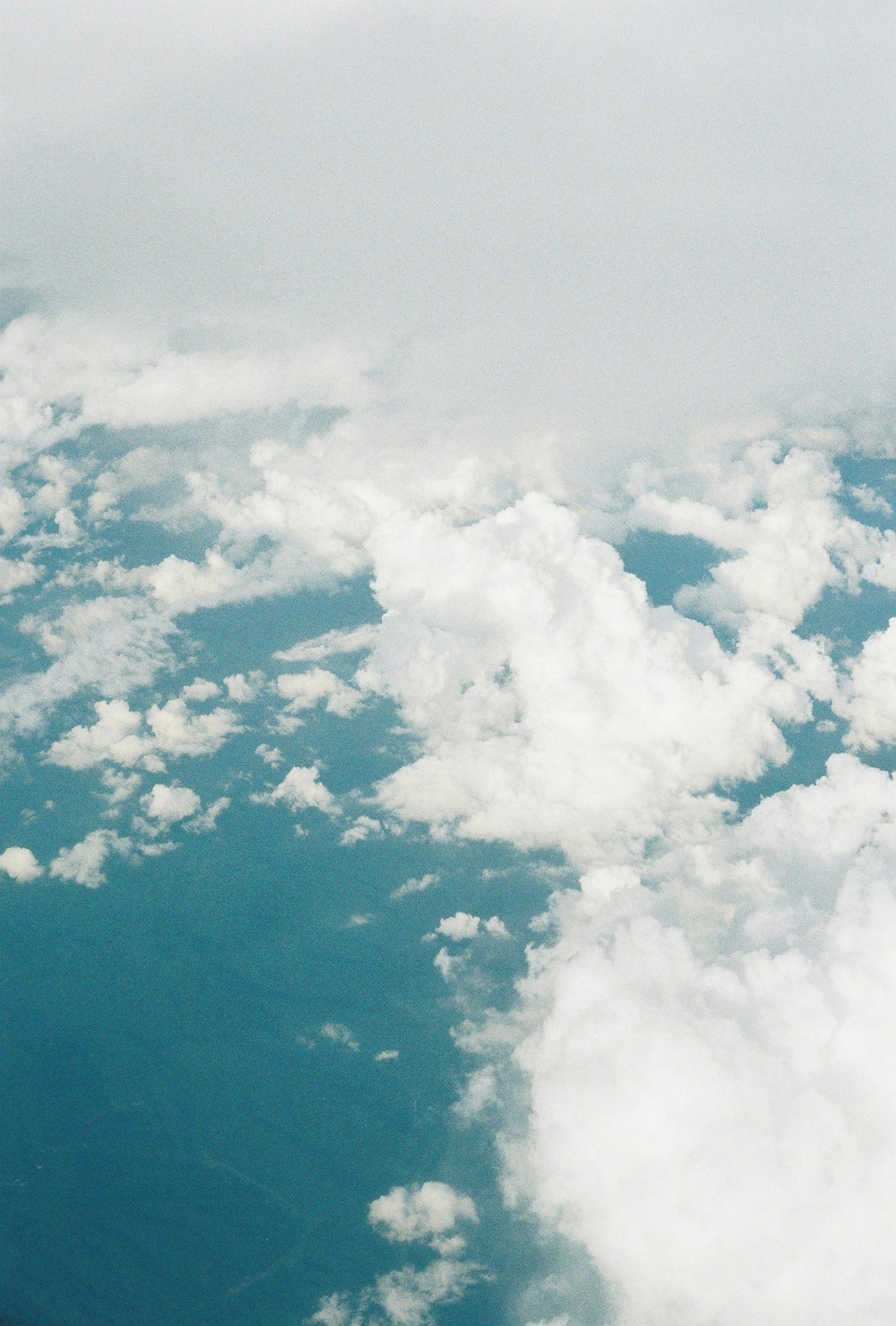 Vista aérea del océano azul y las nubes blancas