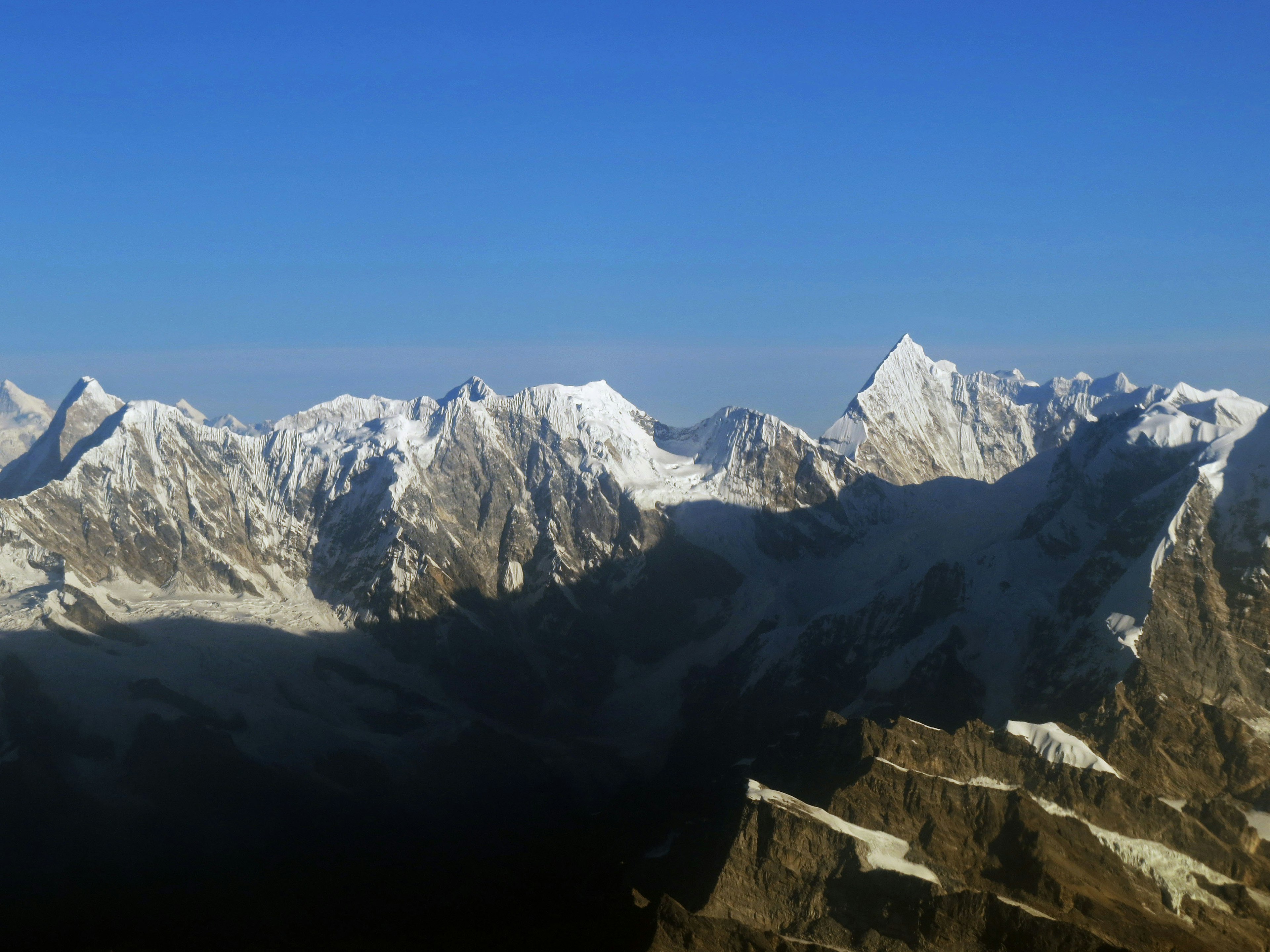 Schneebedeckte Berge unter einem klaren blauen Himmel