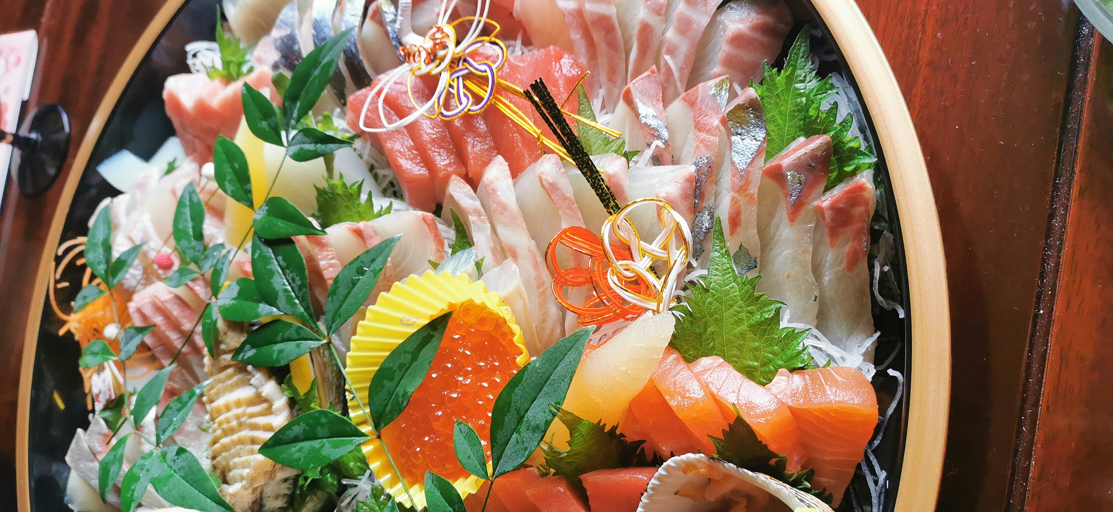 Món sashimi được bày trí đẹp mắt trên đĩa gỗ