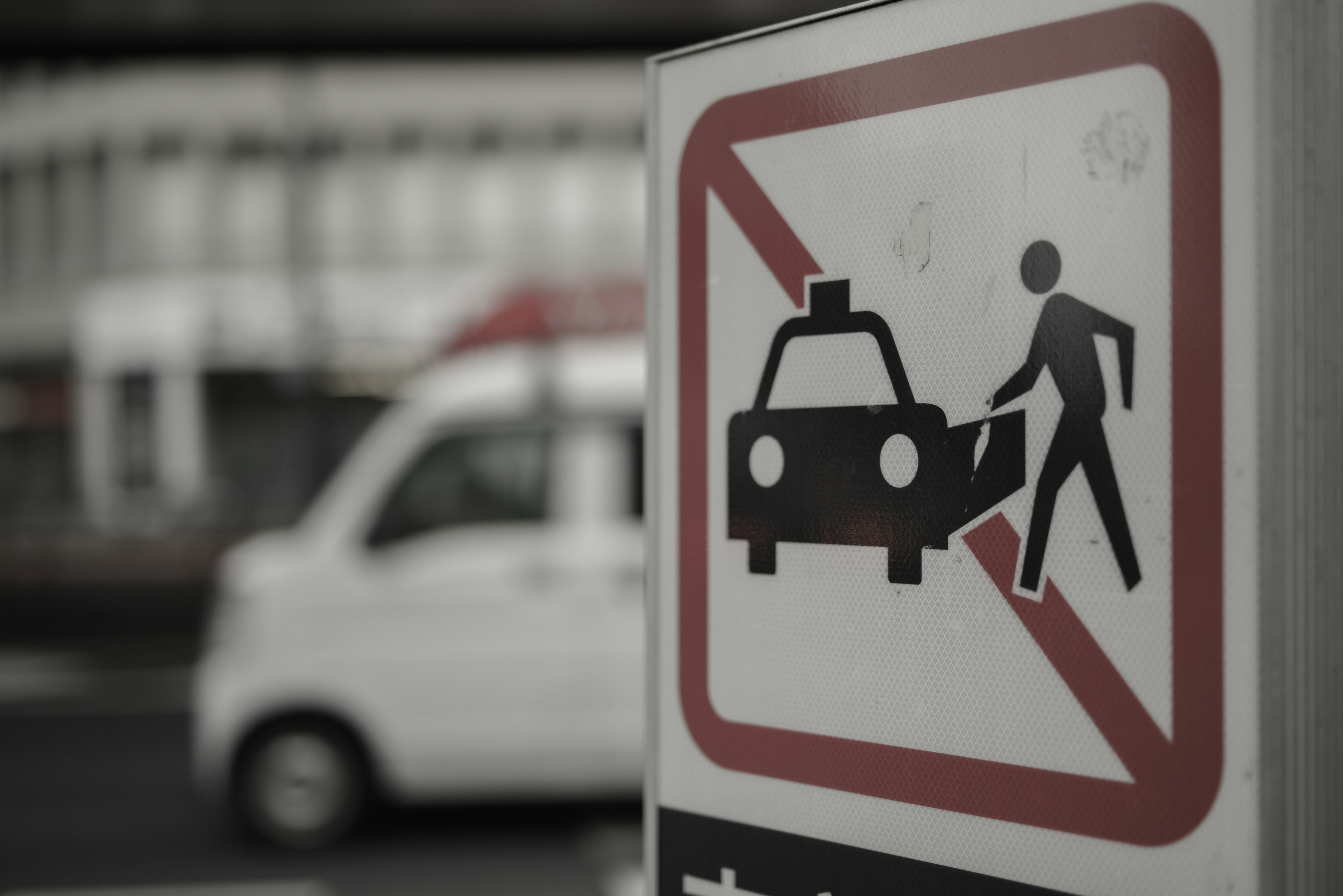 Schild mit Verbot, ein Taxi zu berühren, mit Fußgängerfigur