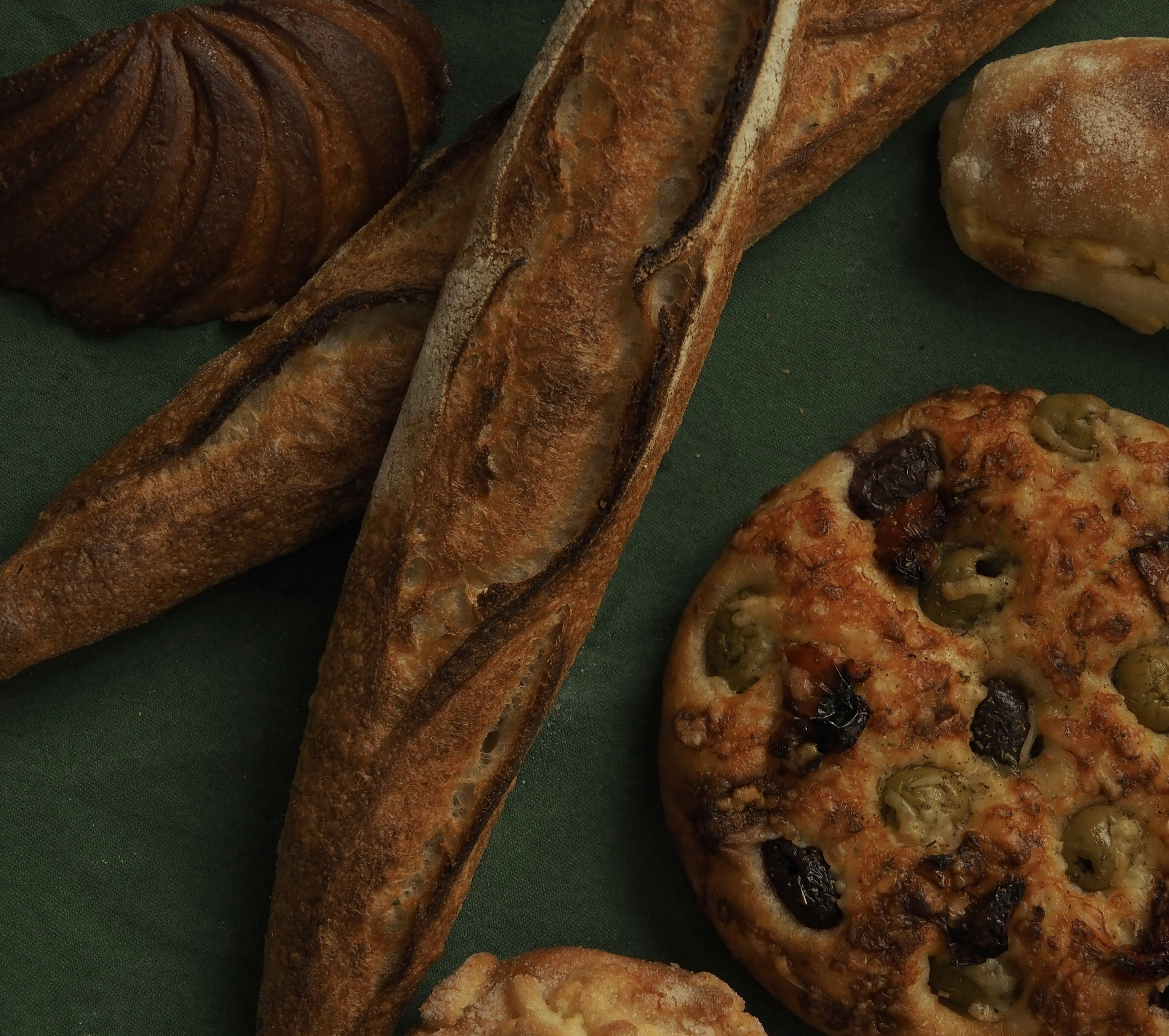 Assortiment de pains et pâtisseries fraîchement cuits