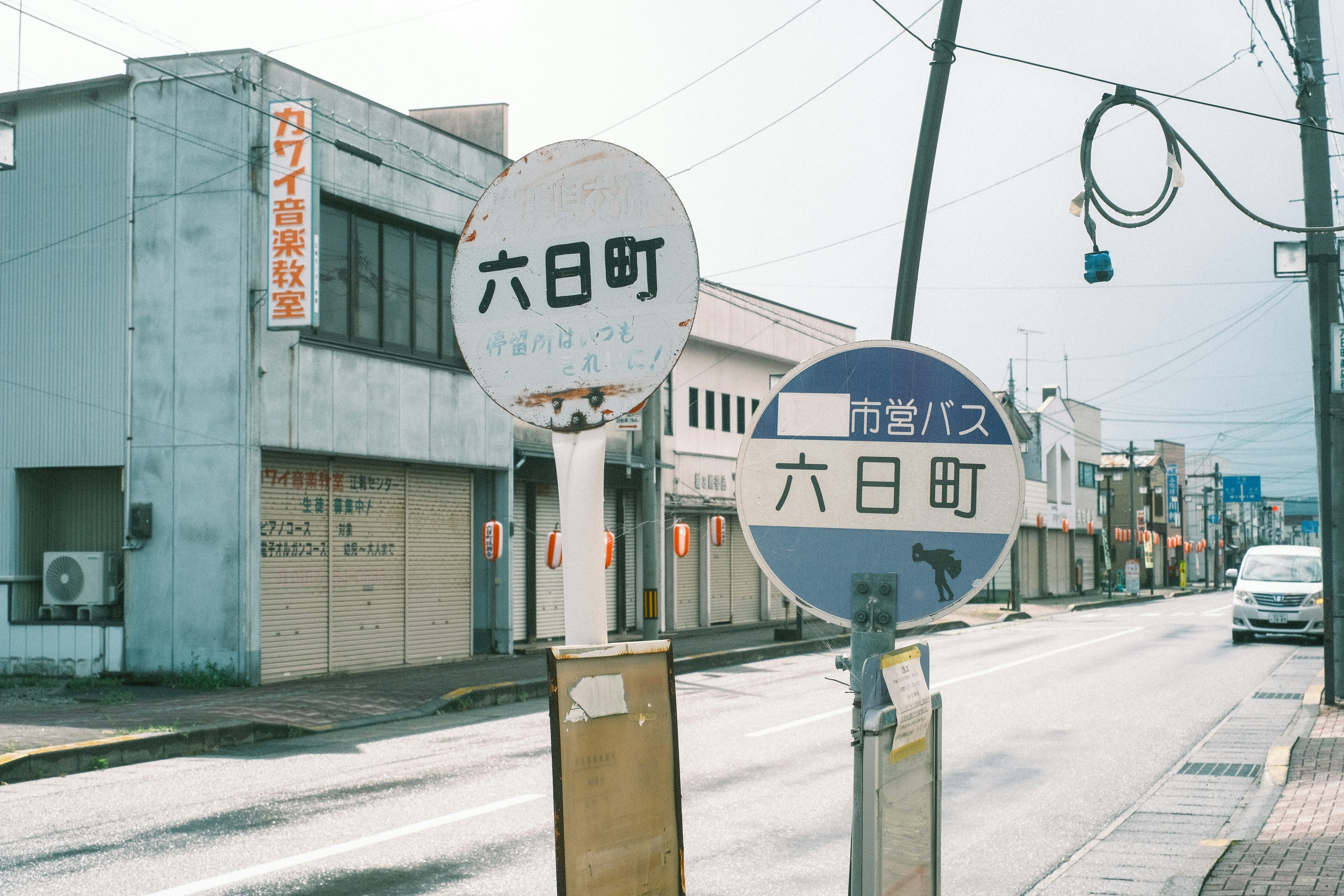 Esquina tranquila con parada de autobús de Rokudai Town y edificios comerciales