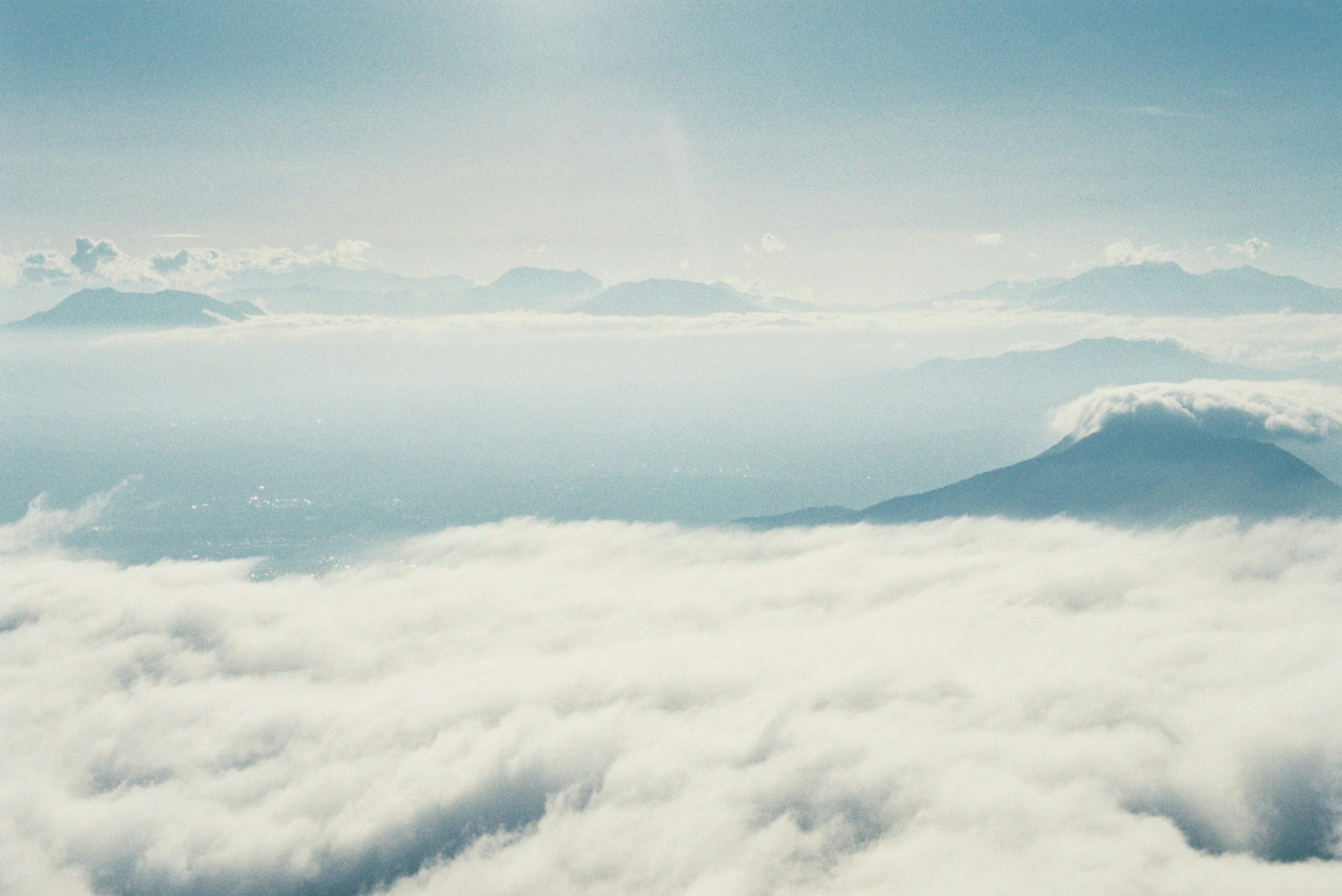 青い空と雲海を背景にした山々の風景