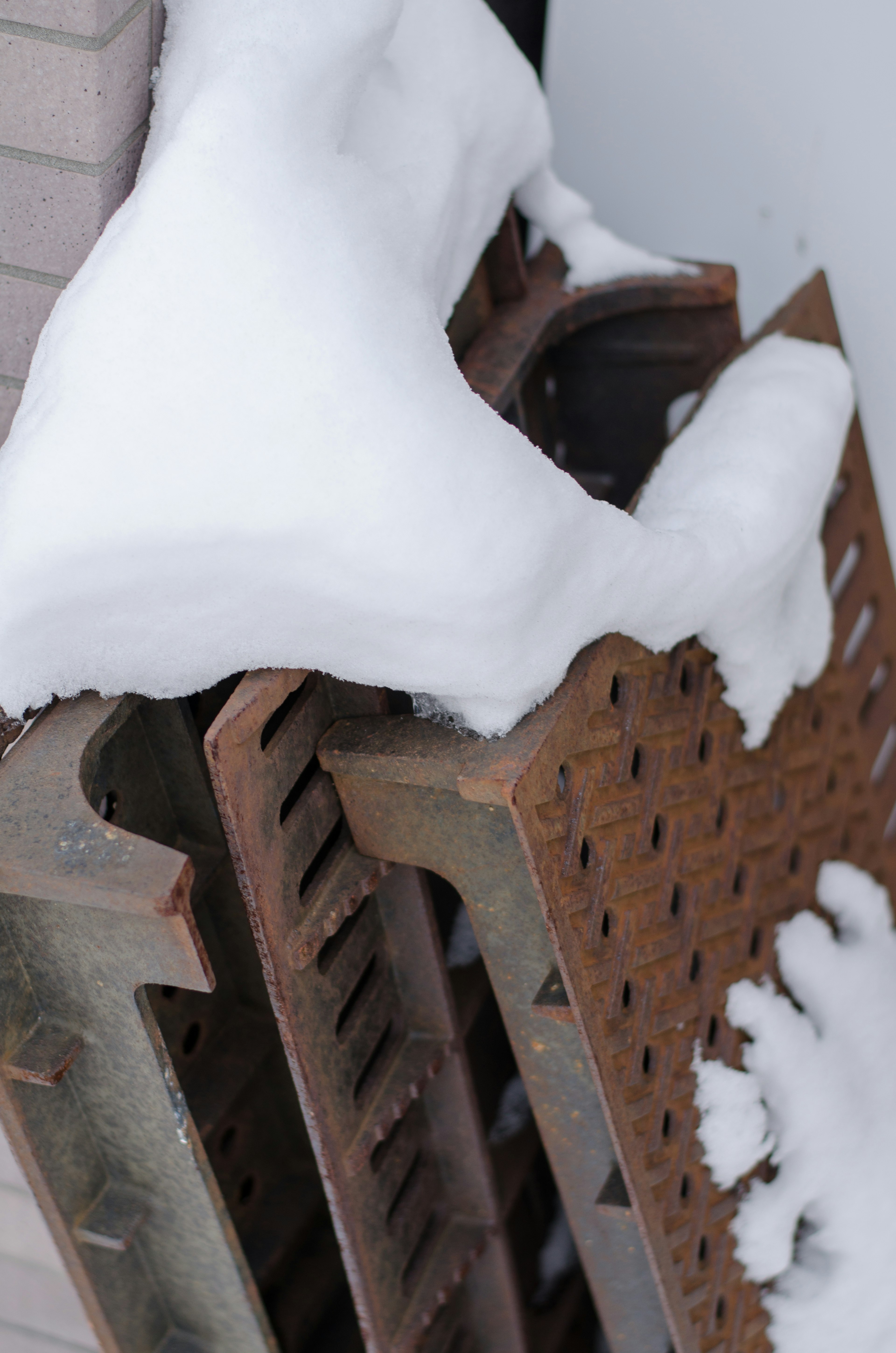 Rejas de metal apiladas cubiertas de nieve