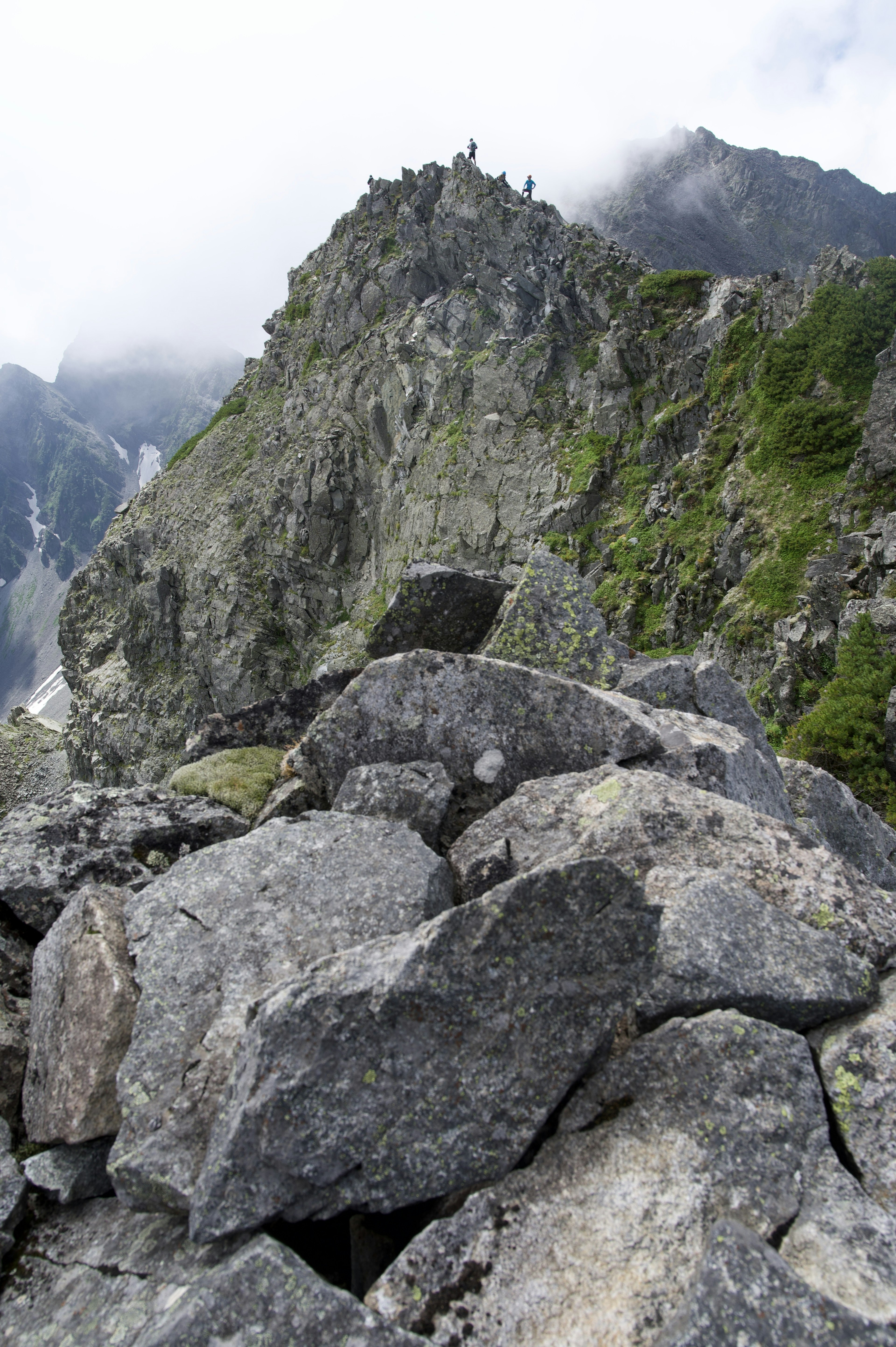 Paysage de sommet de montagne entouré de rochers et de végétation verte