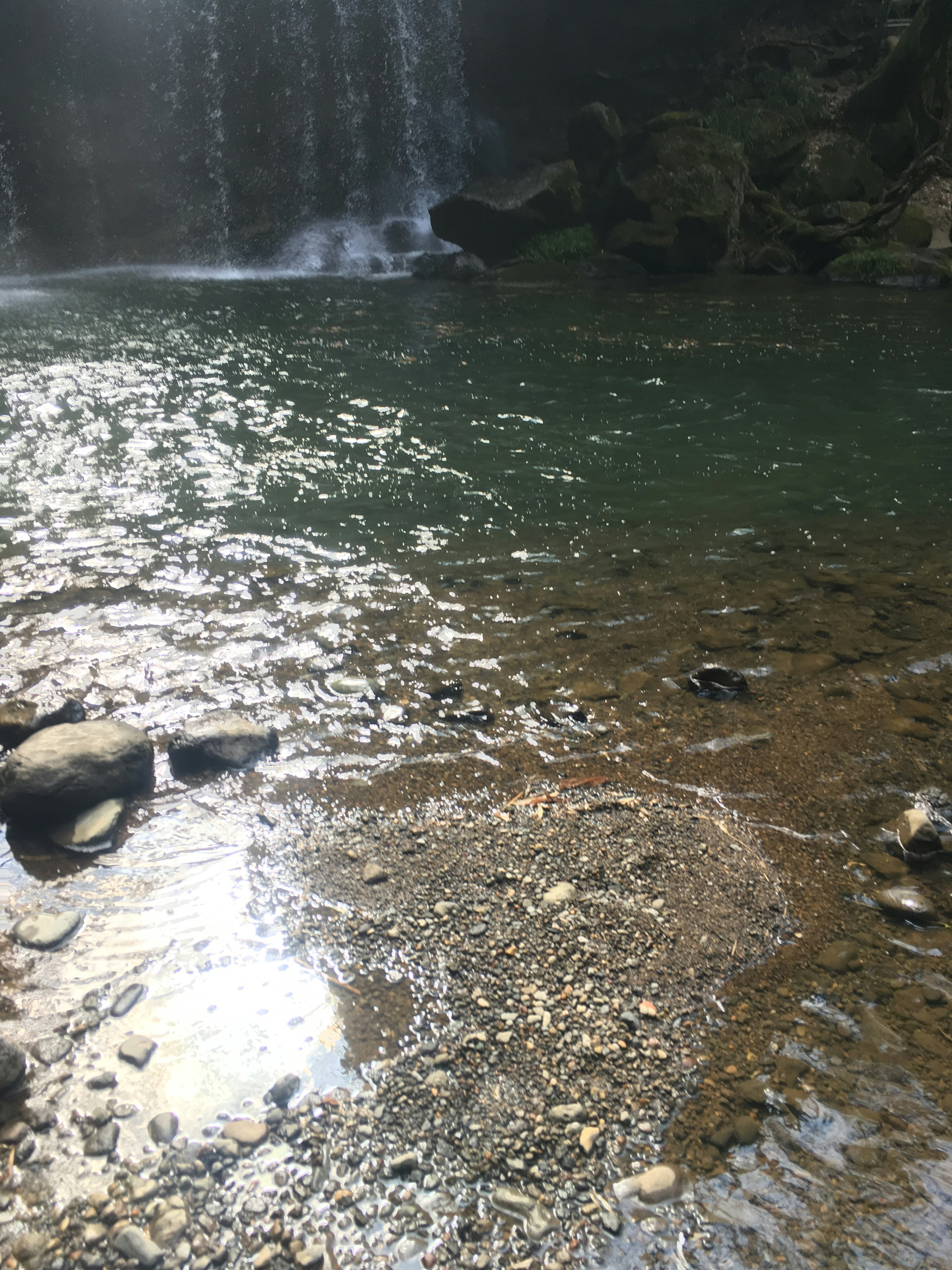 Una cascada serena con agua brillante y rocas alrededor