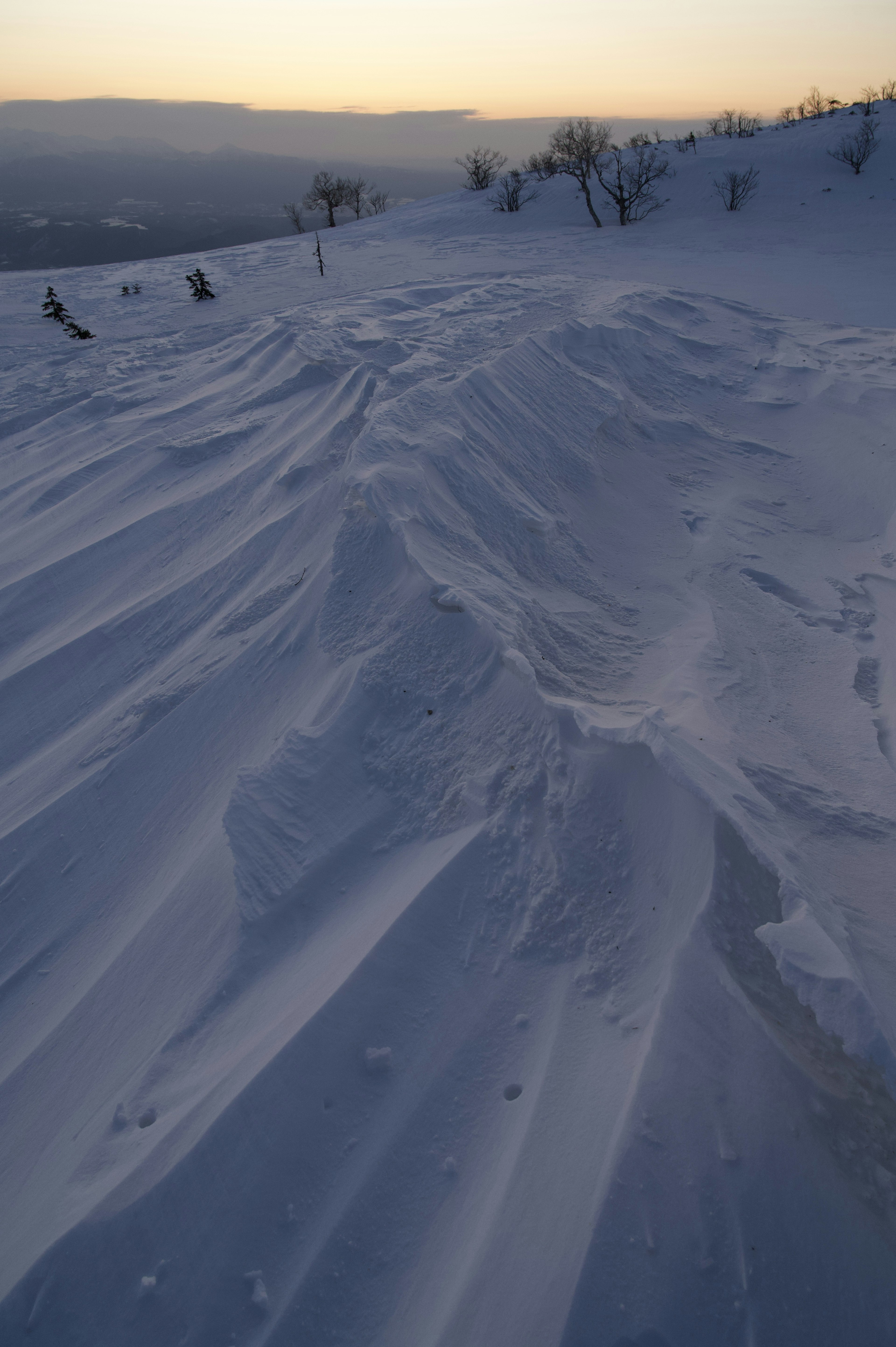 Collines recouvertes de neige avec des motifs lisses et des pentes douces