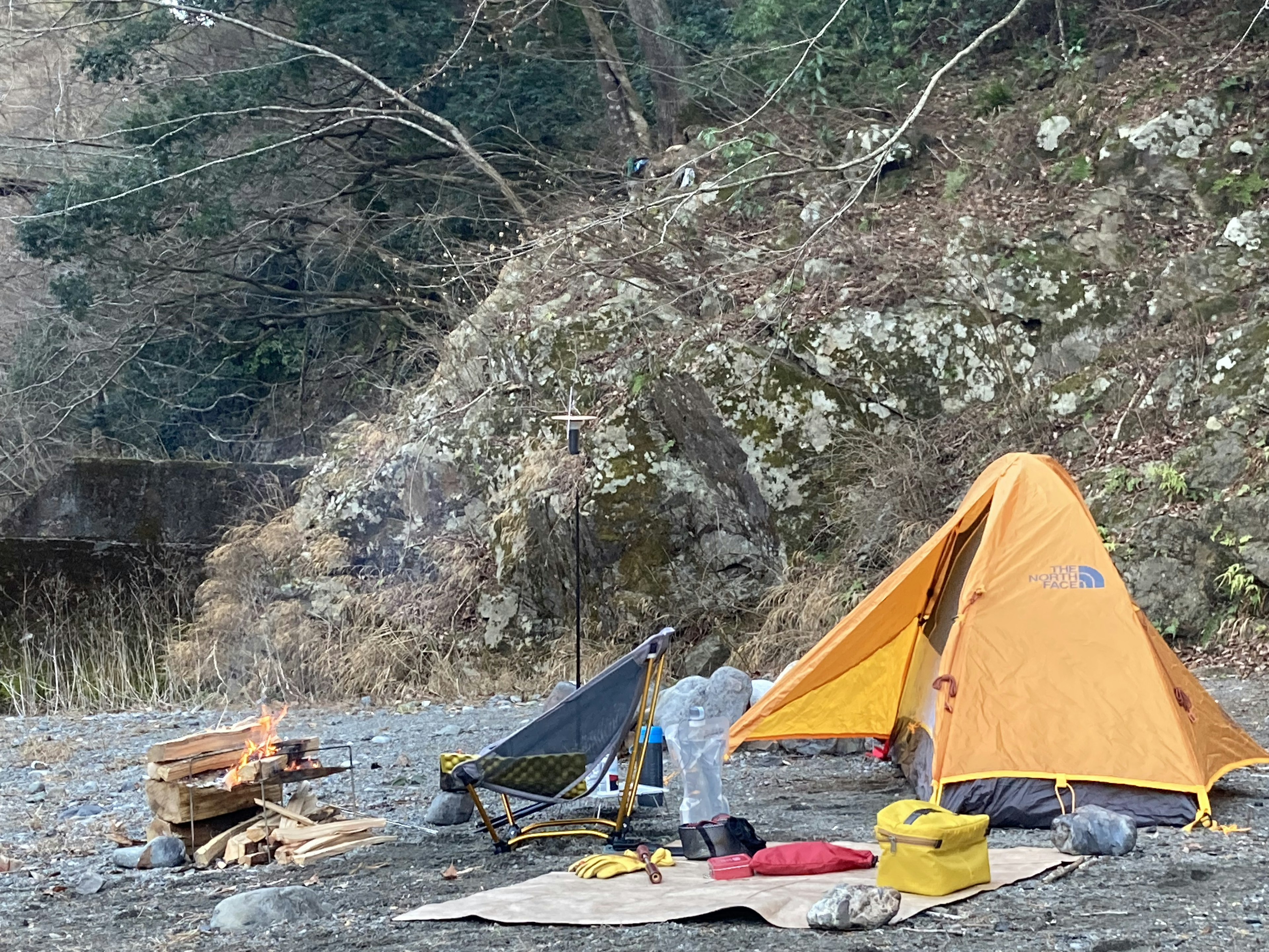 Scenario di campeggio con una tenda arancione e un falò