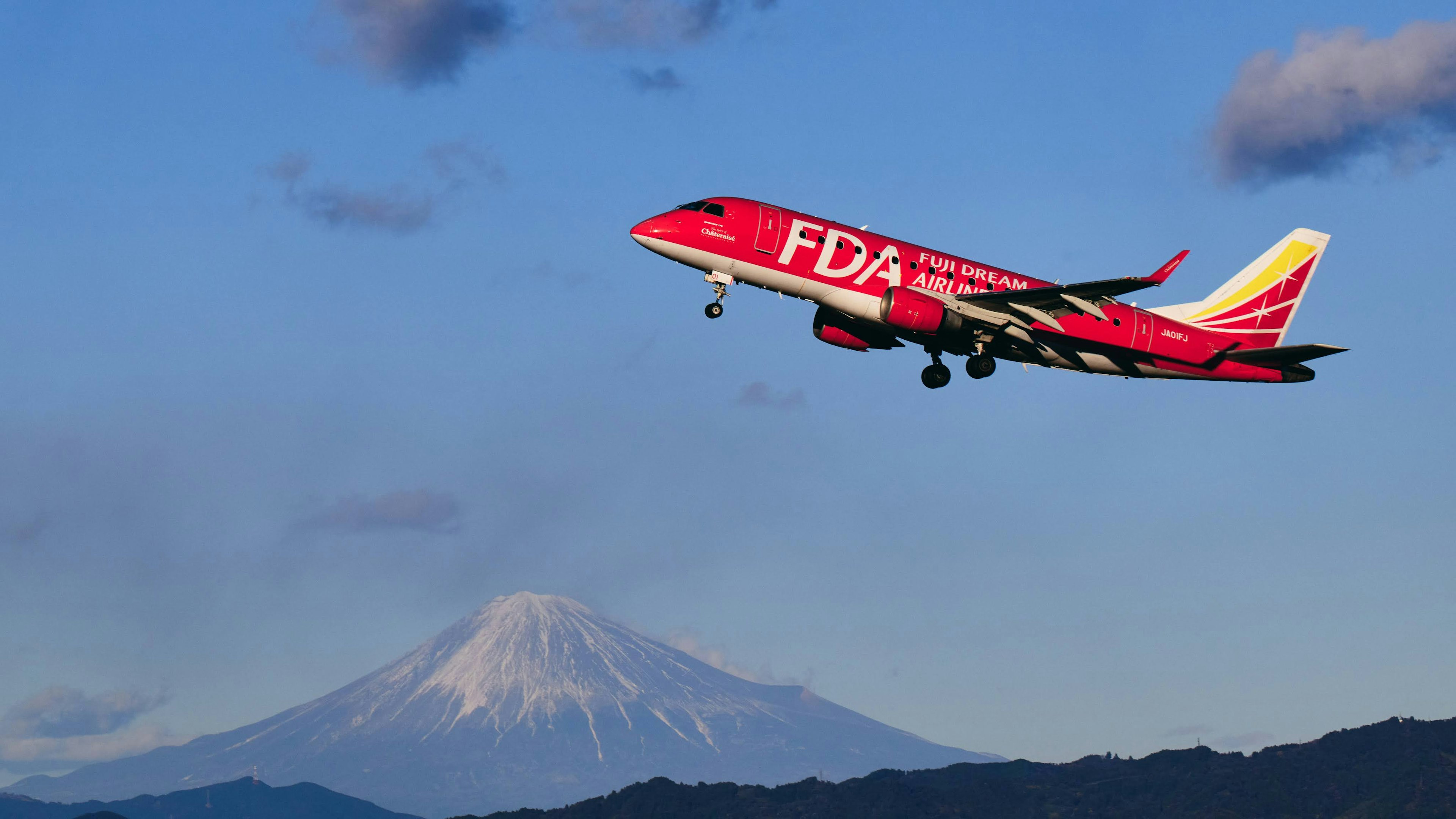 Rotes FDA-Flugzeug fliegt mit dem Fuji im Hintergrund