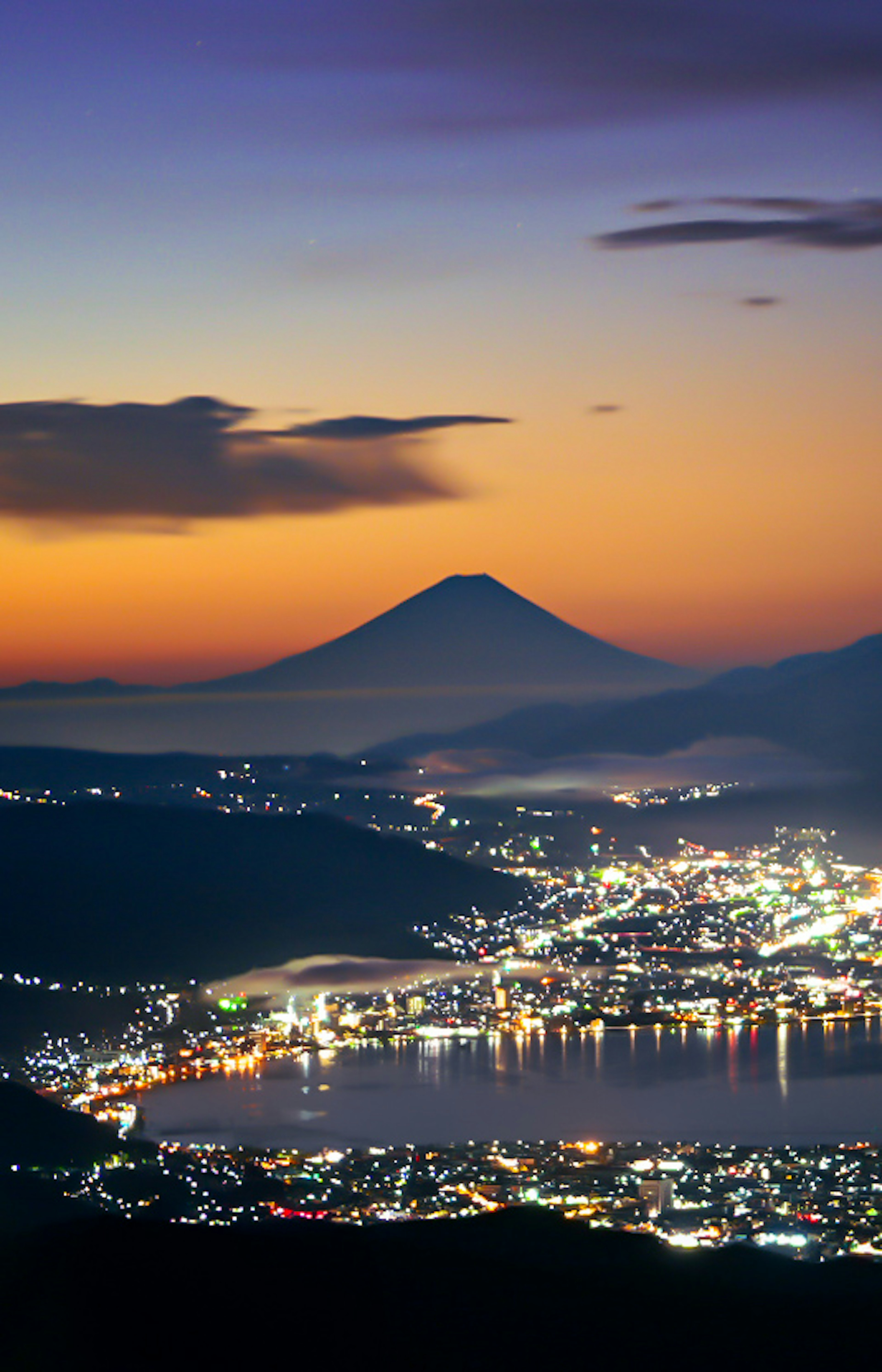 夕暮れの富士山と美しい都市の景色