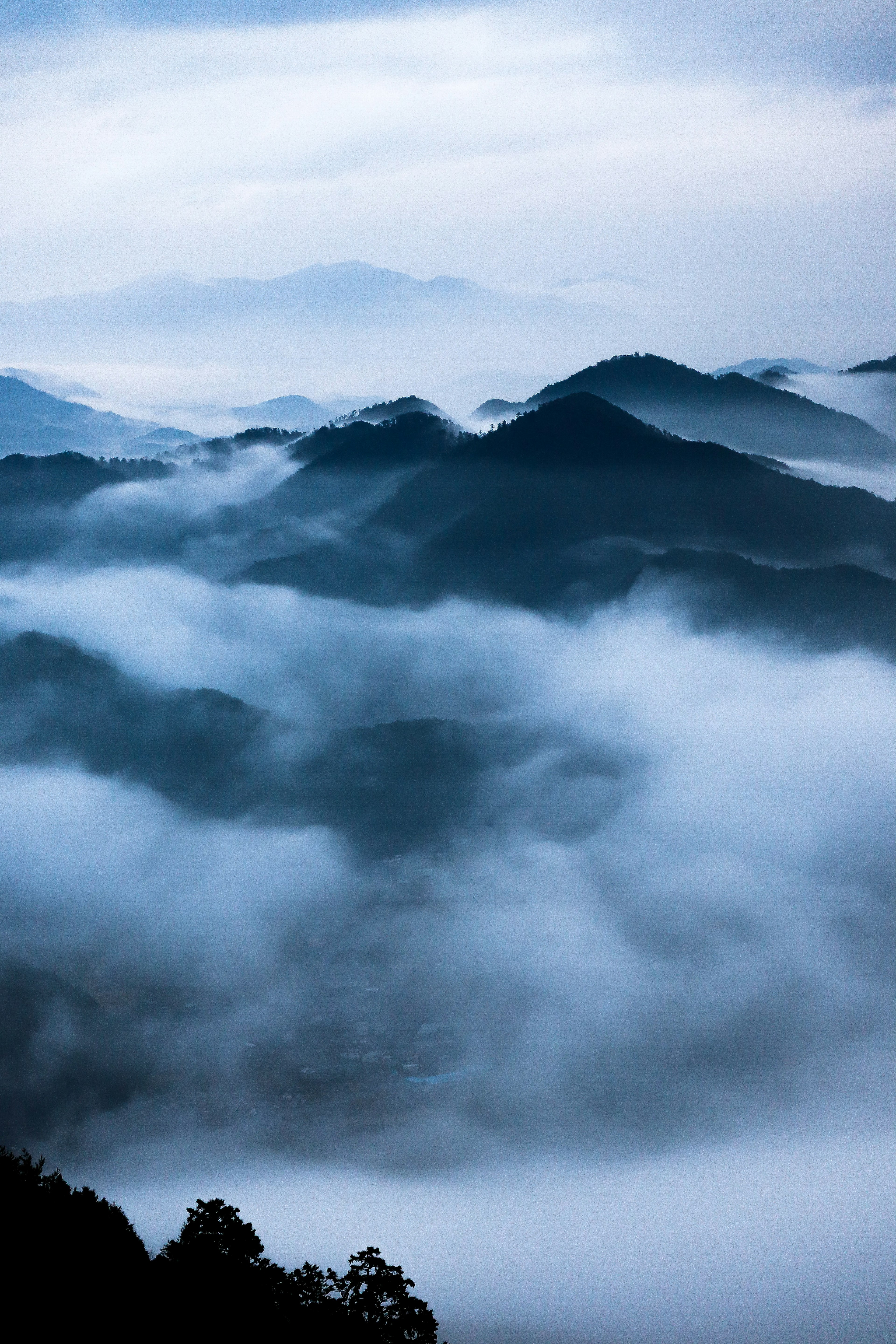 Landschaft von Bergen in blauer Nebel gehüllt