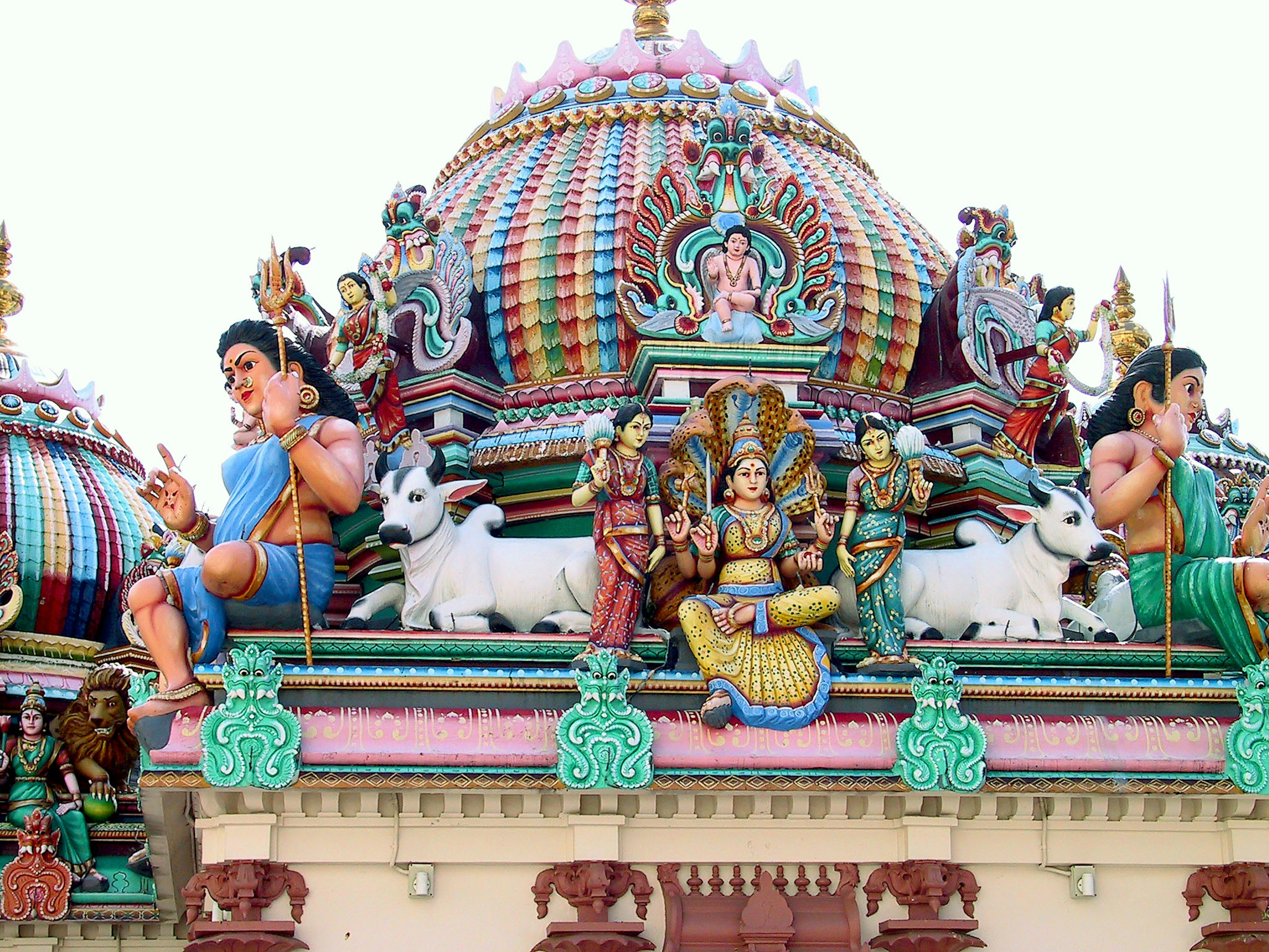 Sculptures colorées de divinités sur le toit orné d'un temple