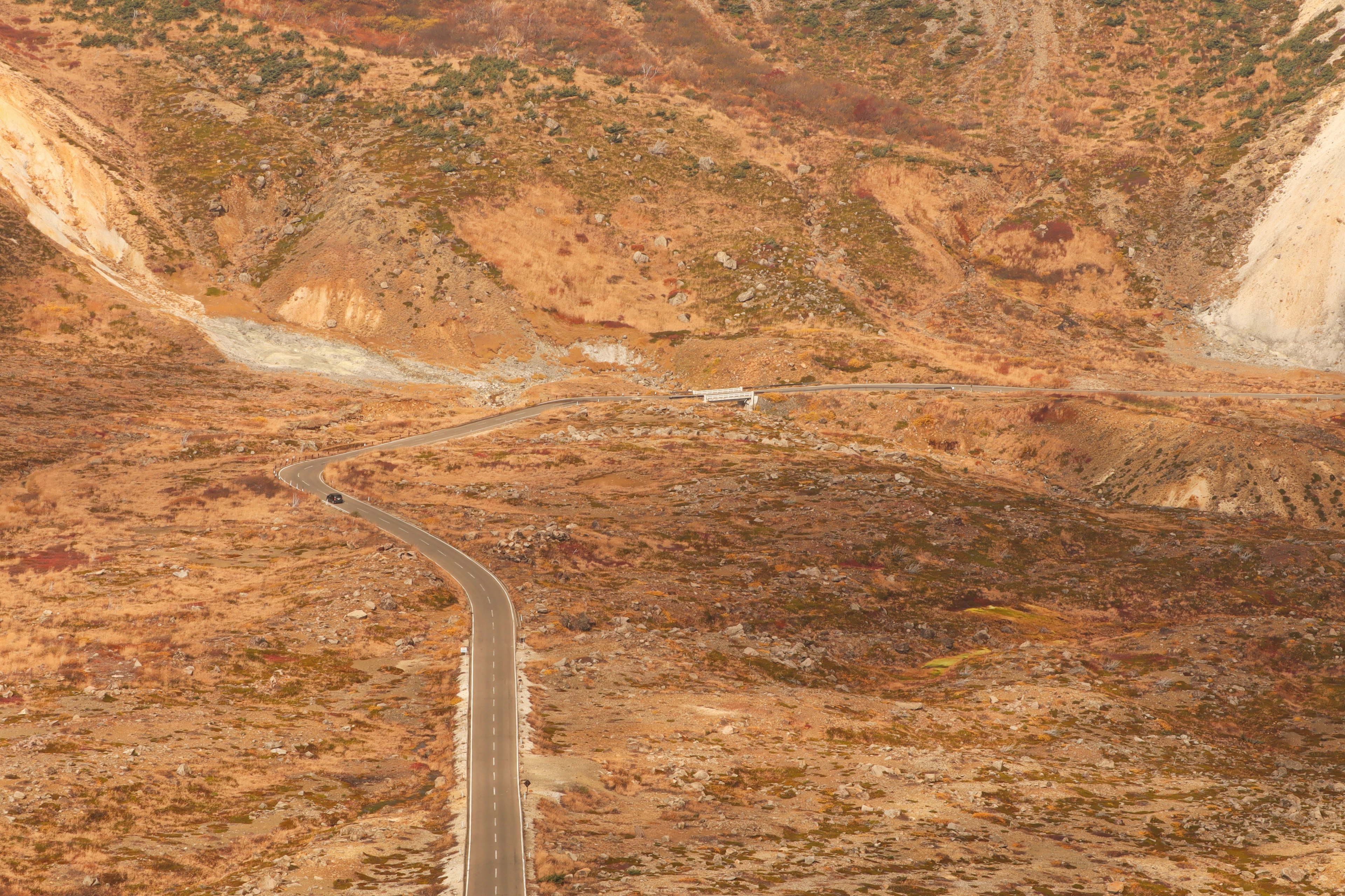 Vue pittoresque d'une route sinueuse à travers des montagnes brunes