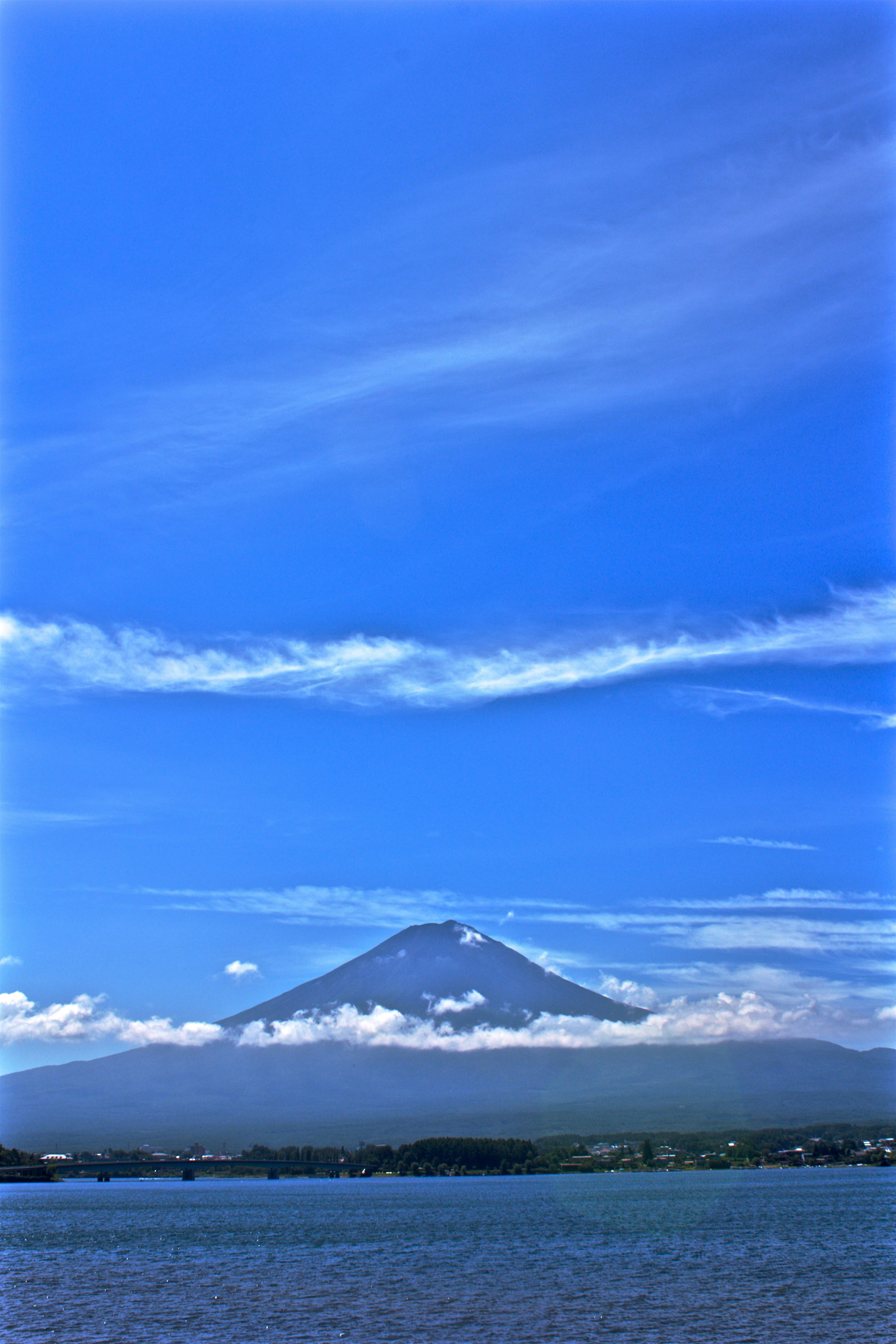 美丽的山景，四周环绕着蓝天和白云