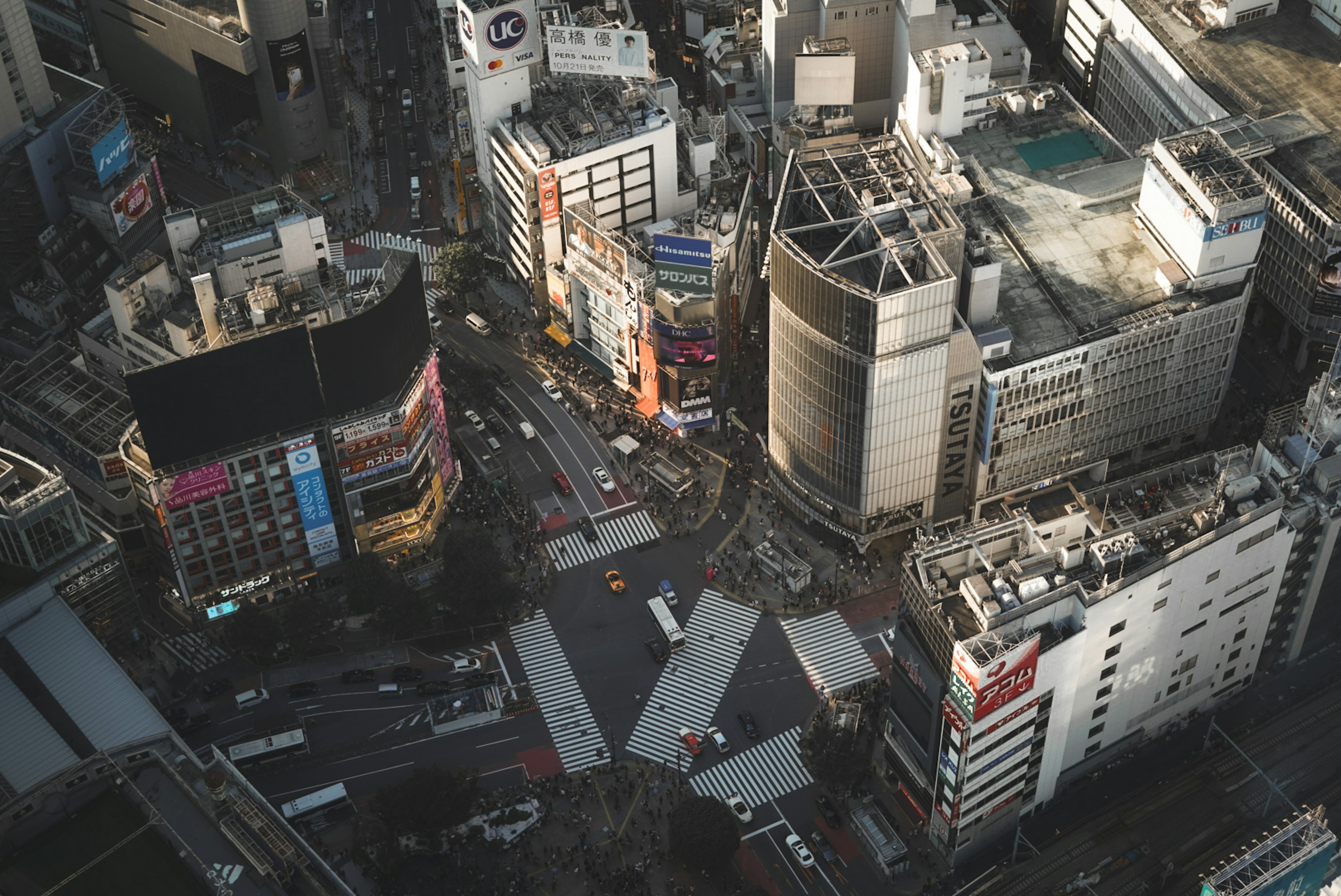 俯瞰涩谷十字路口的建筑和车辆