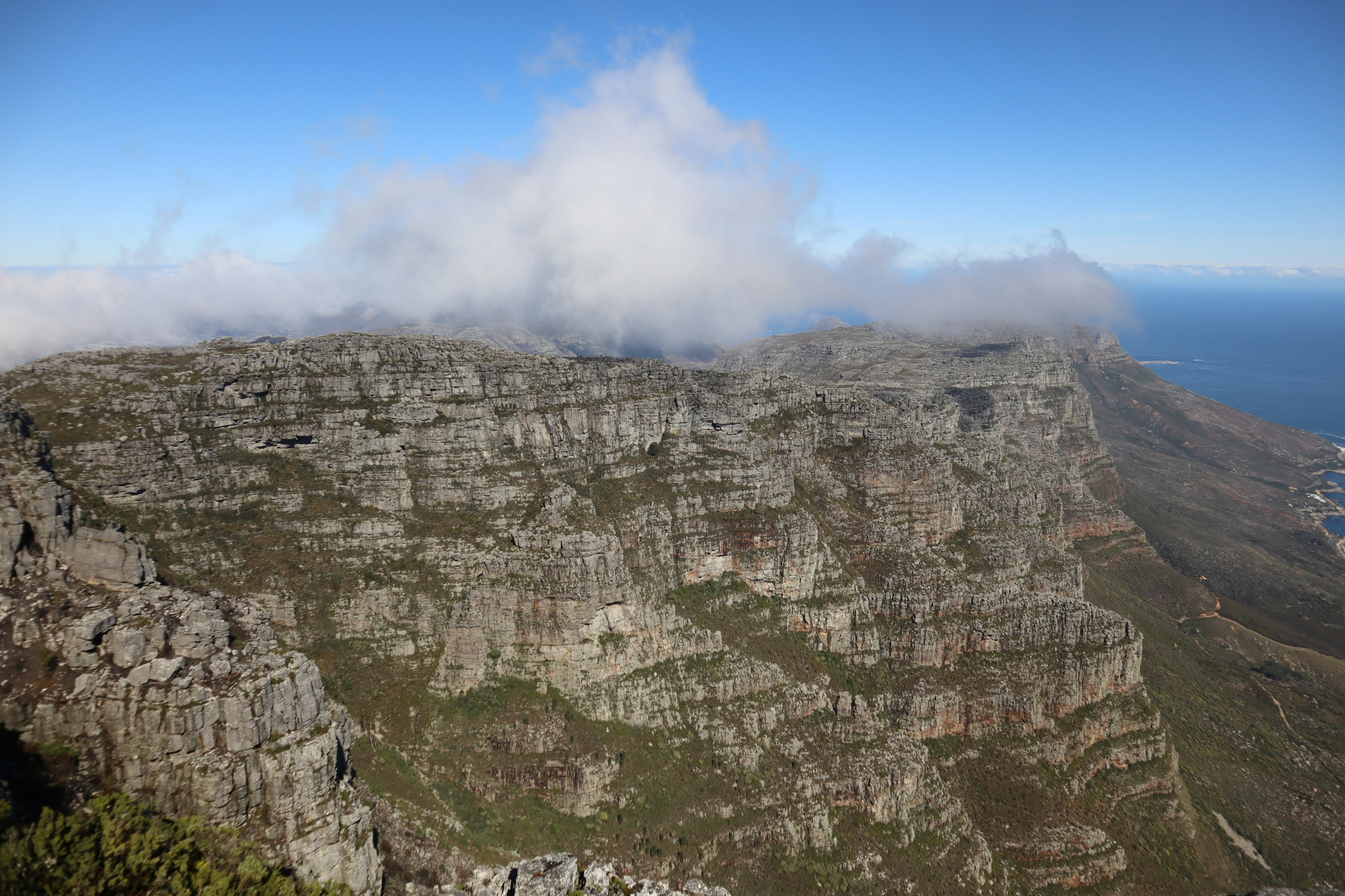 Paesaggio mozzafiato della Table Mountain con nuvole