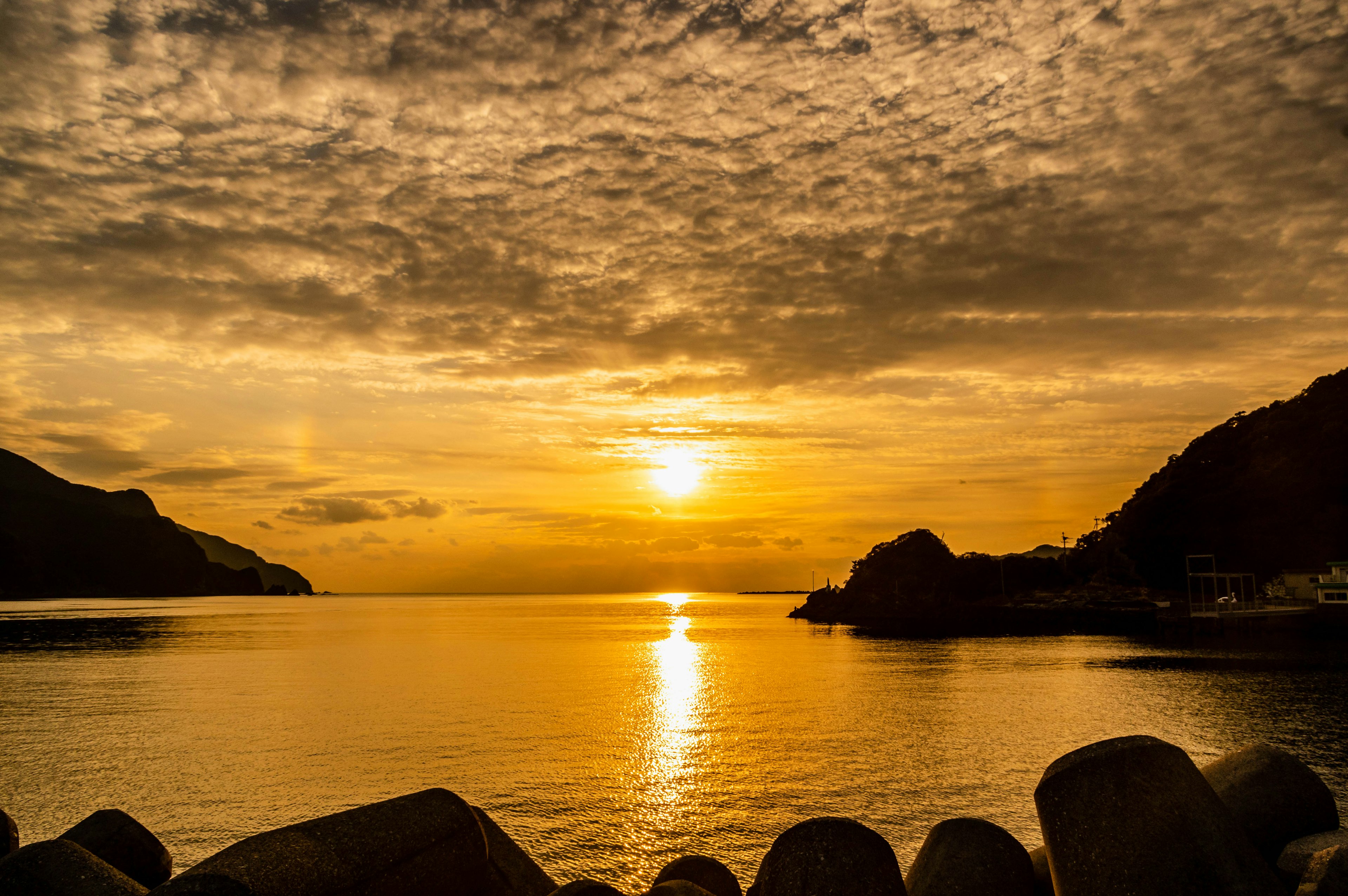 Hermoso paisaje con el atardecer reflejándose en el mar