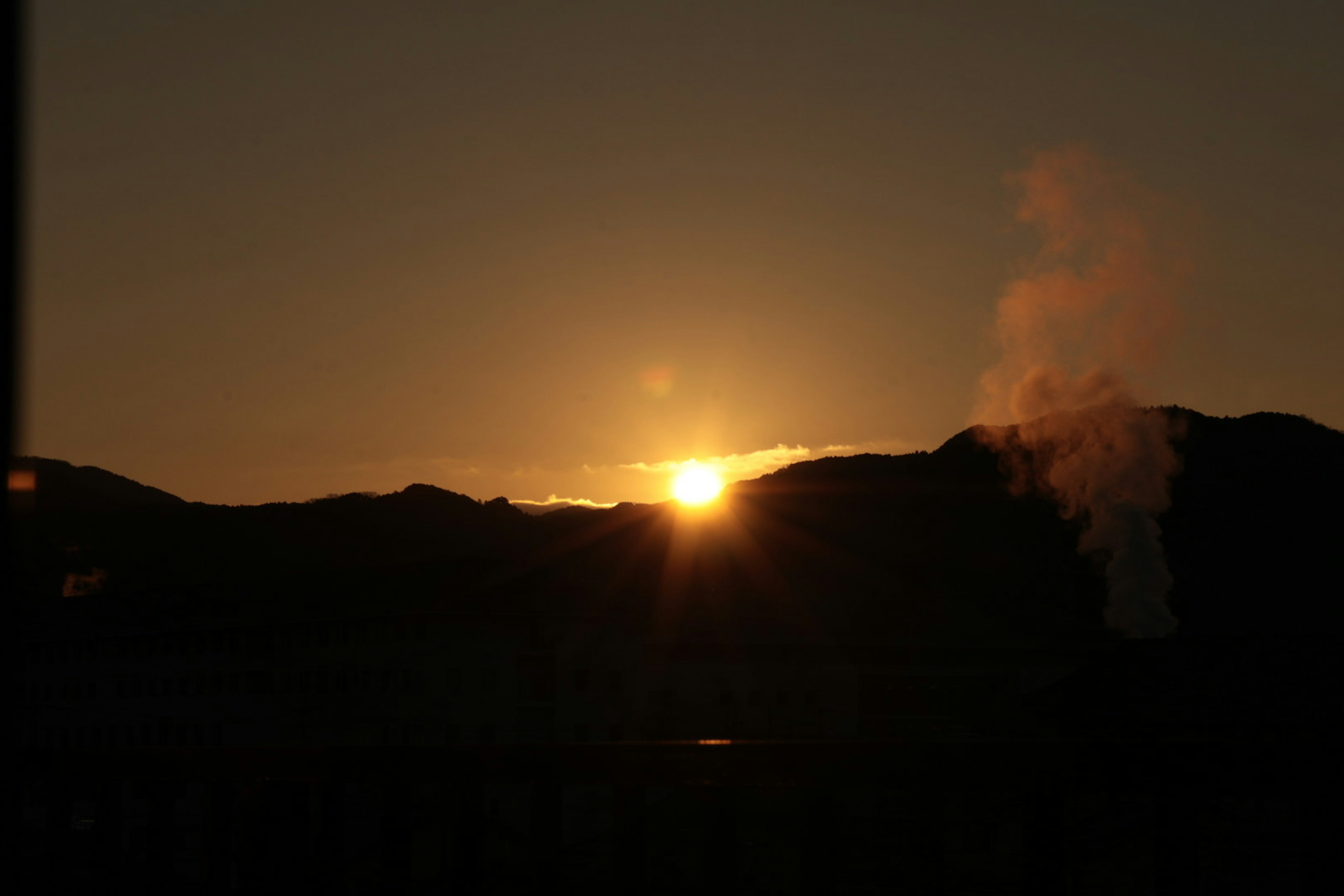 Magnifique coucher de soleil se levant entre les montagnes