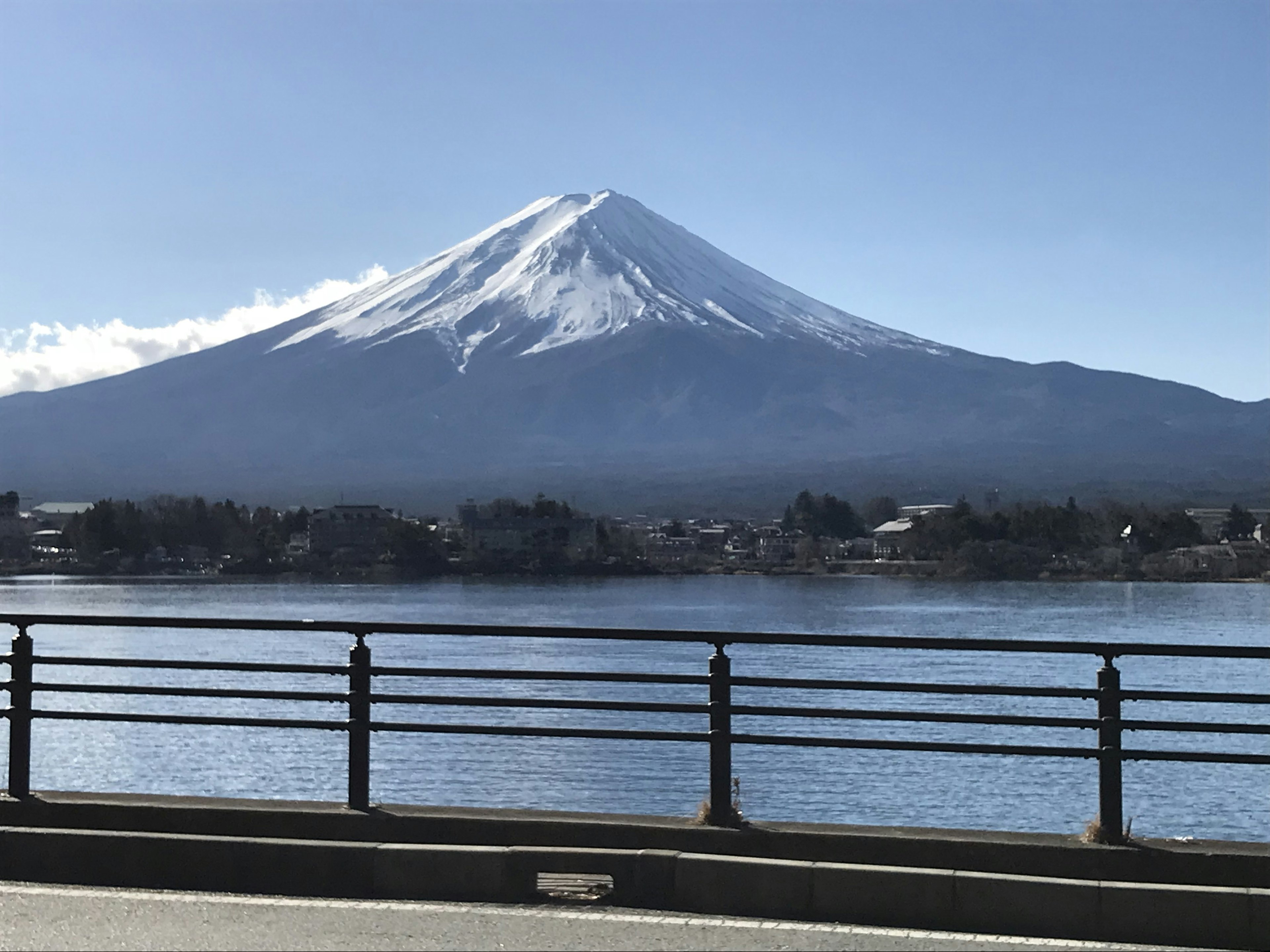 ทิวทัศน์ที่งดงามของภูเขาฟูจิและทะเลสาบ