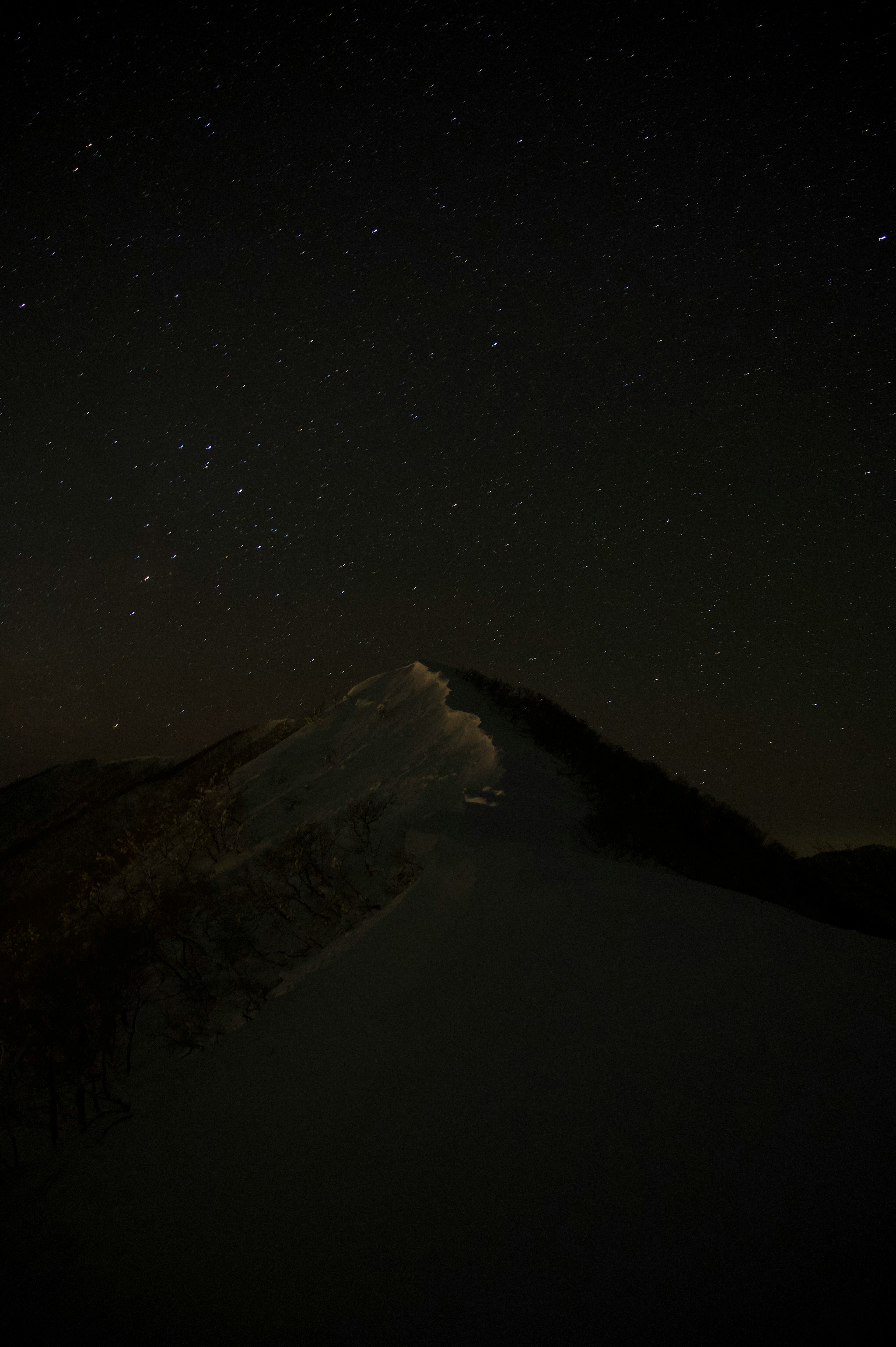 星空下的山脉景观 明亮的星星和黑暗的山脊