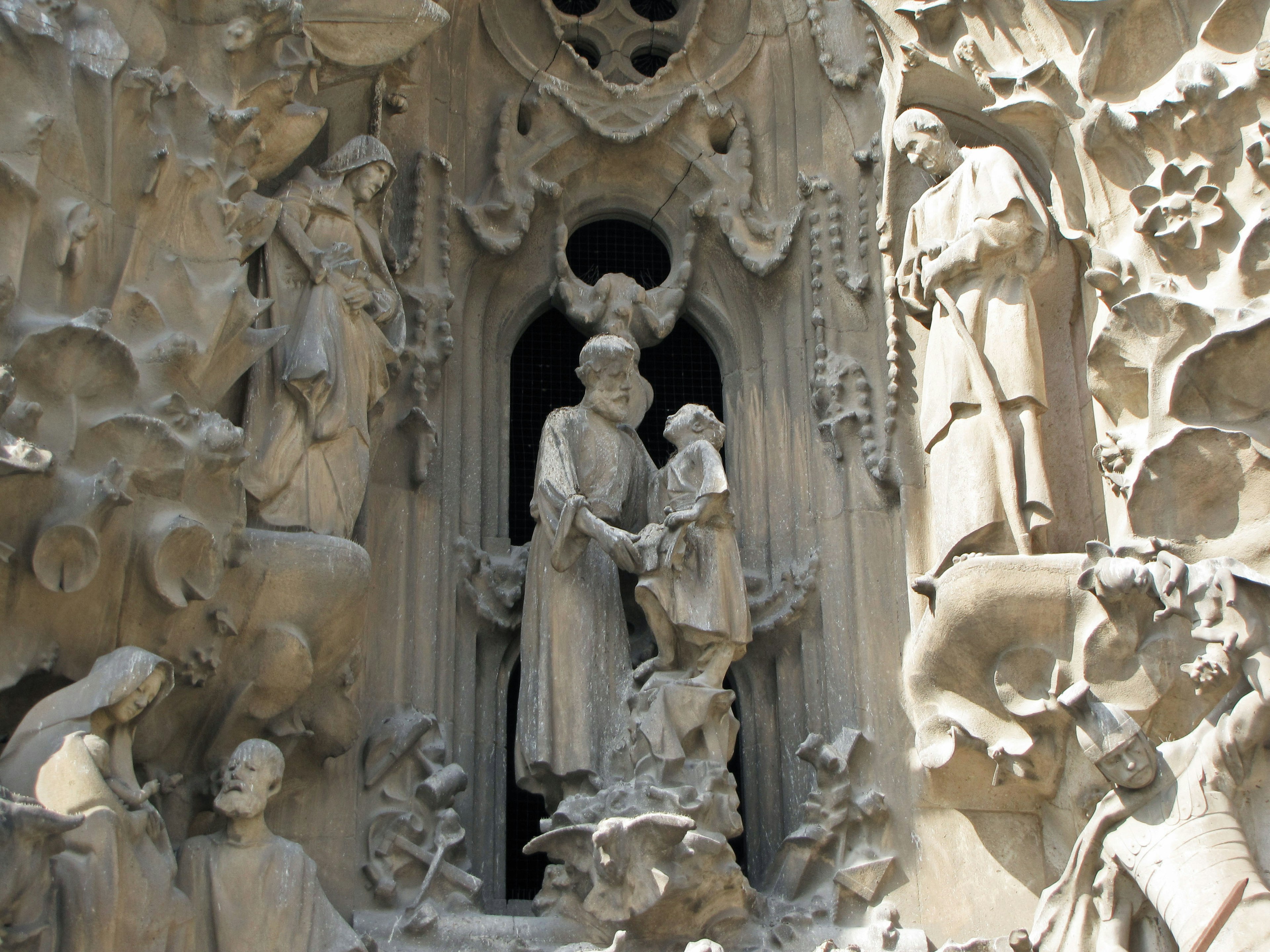 Escultura de la Sagrada Familia que presenta a la Virgen María y al Niño Jesús