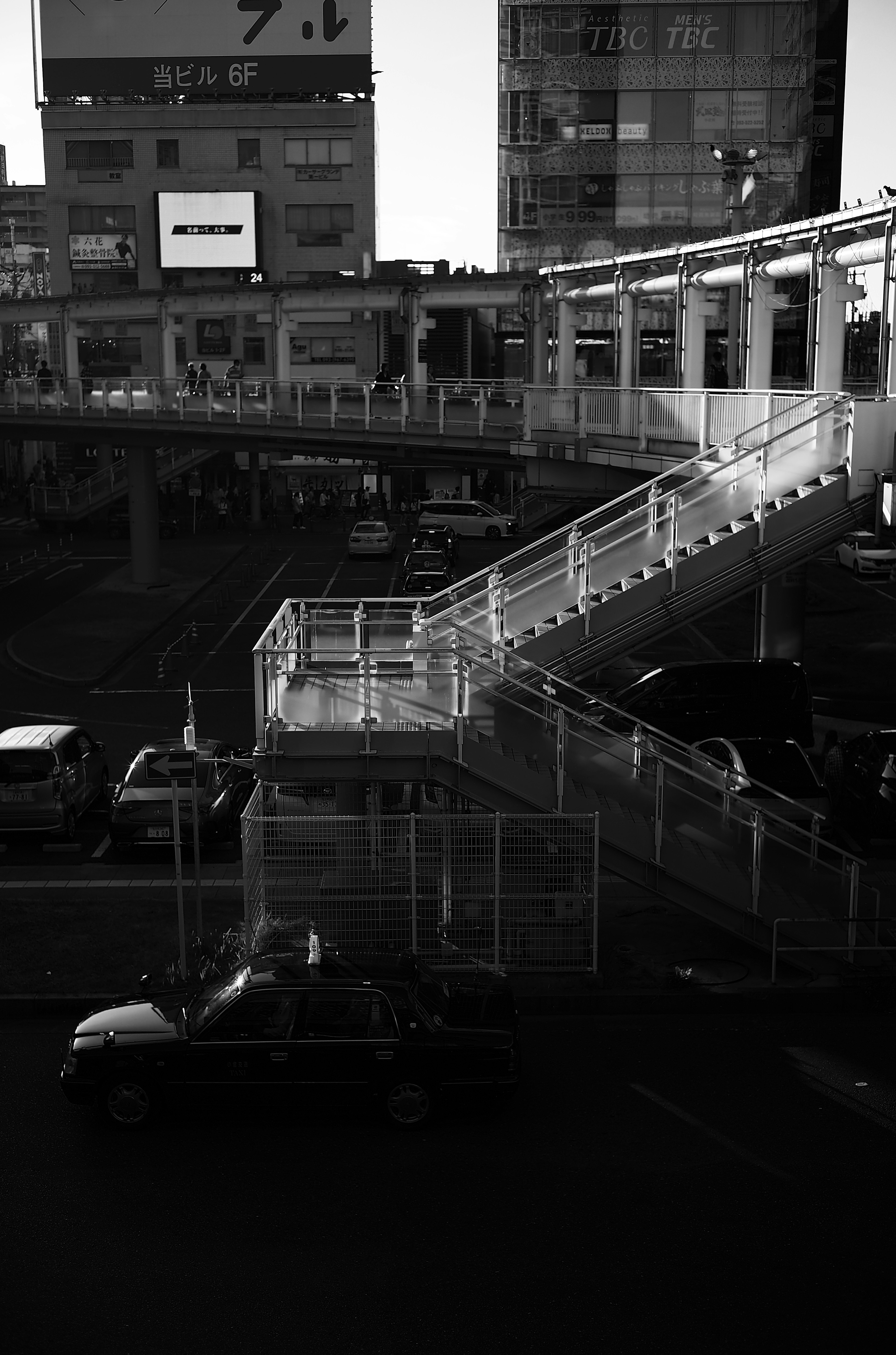 Monochromes Stadtbild mit einer Treppe und Fahrzeugen