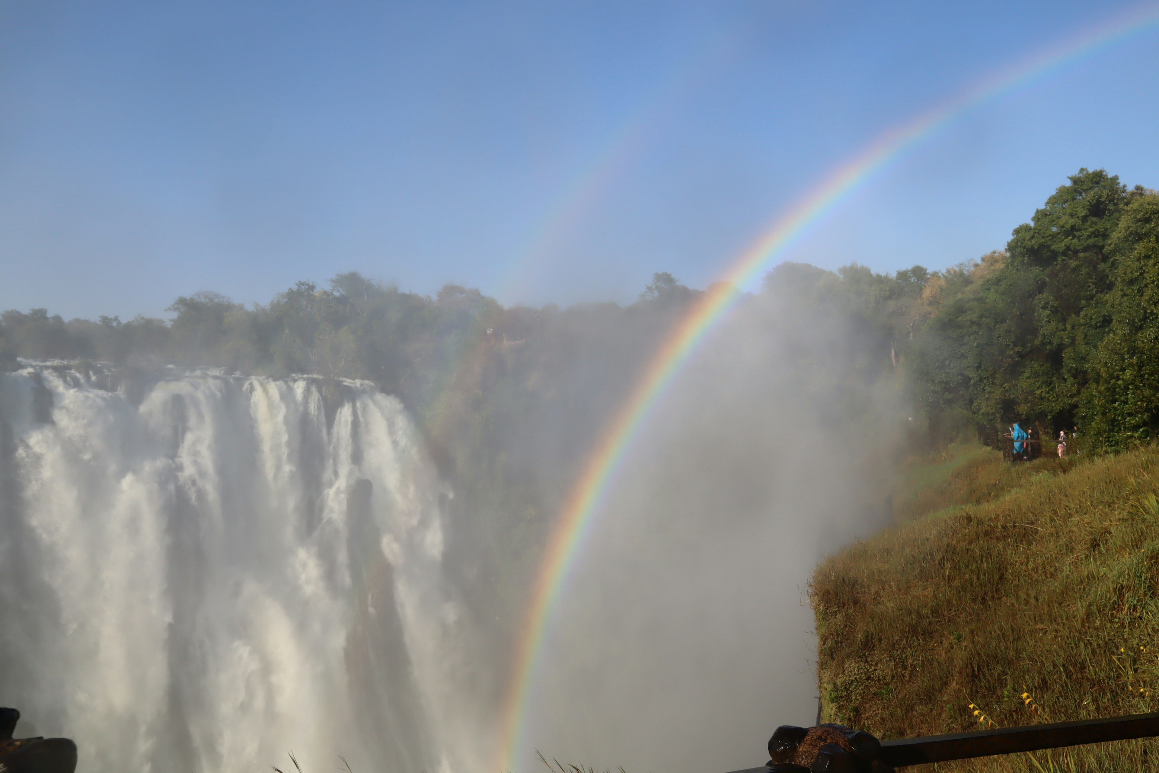 Cascate dell'Iguazú con un arcobaleno vibrante sopra