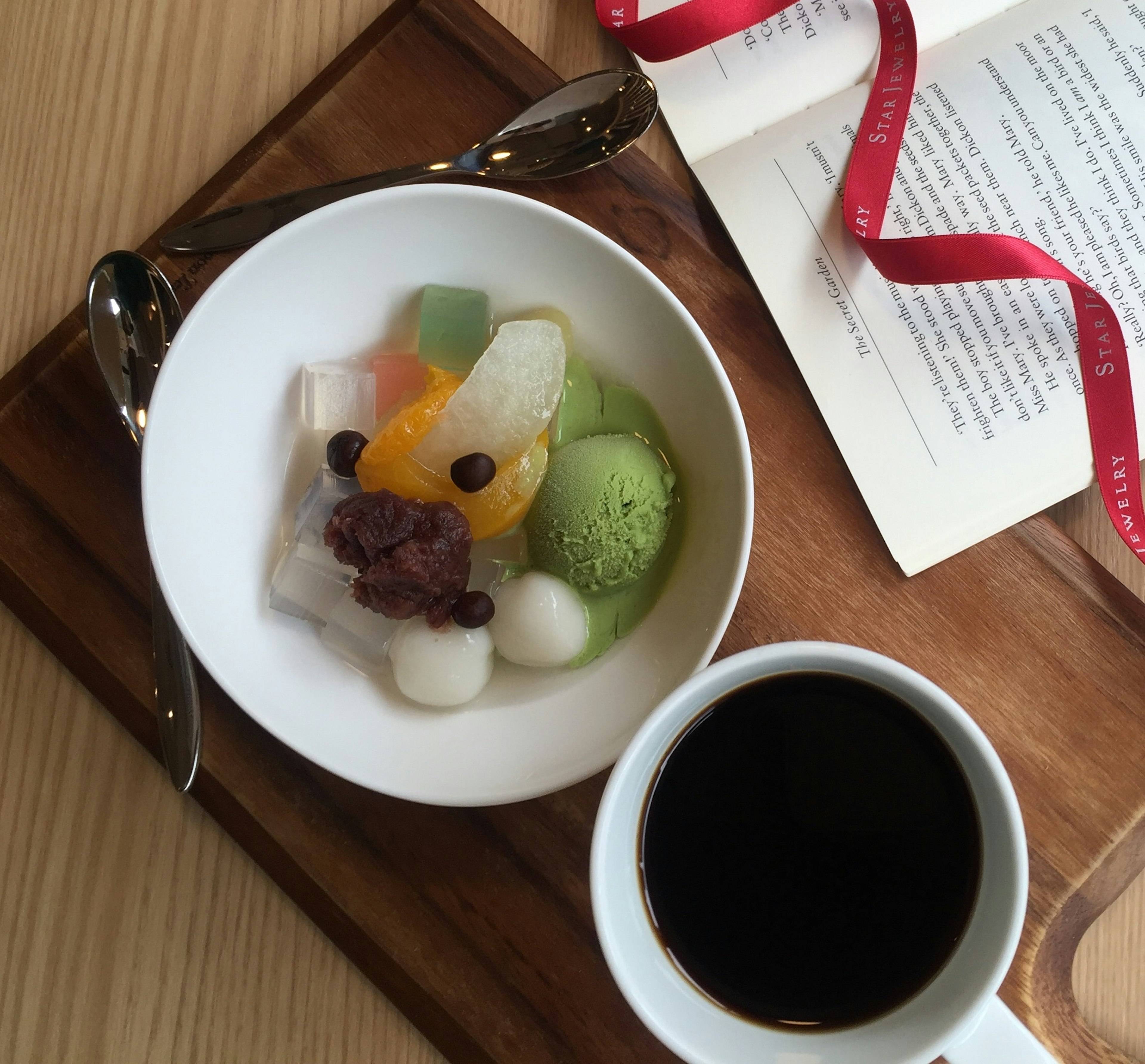 Dessert japonais avec glace au thé vert et fruits accompagné d'une tasse de café