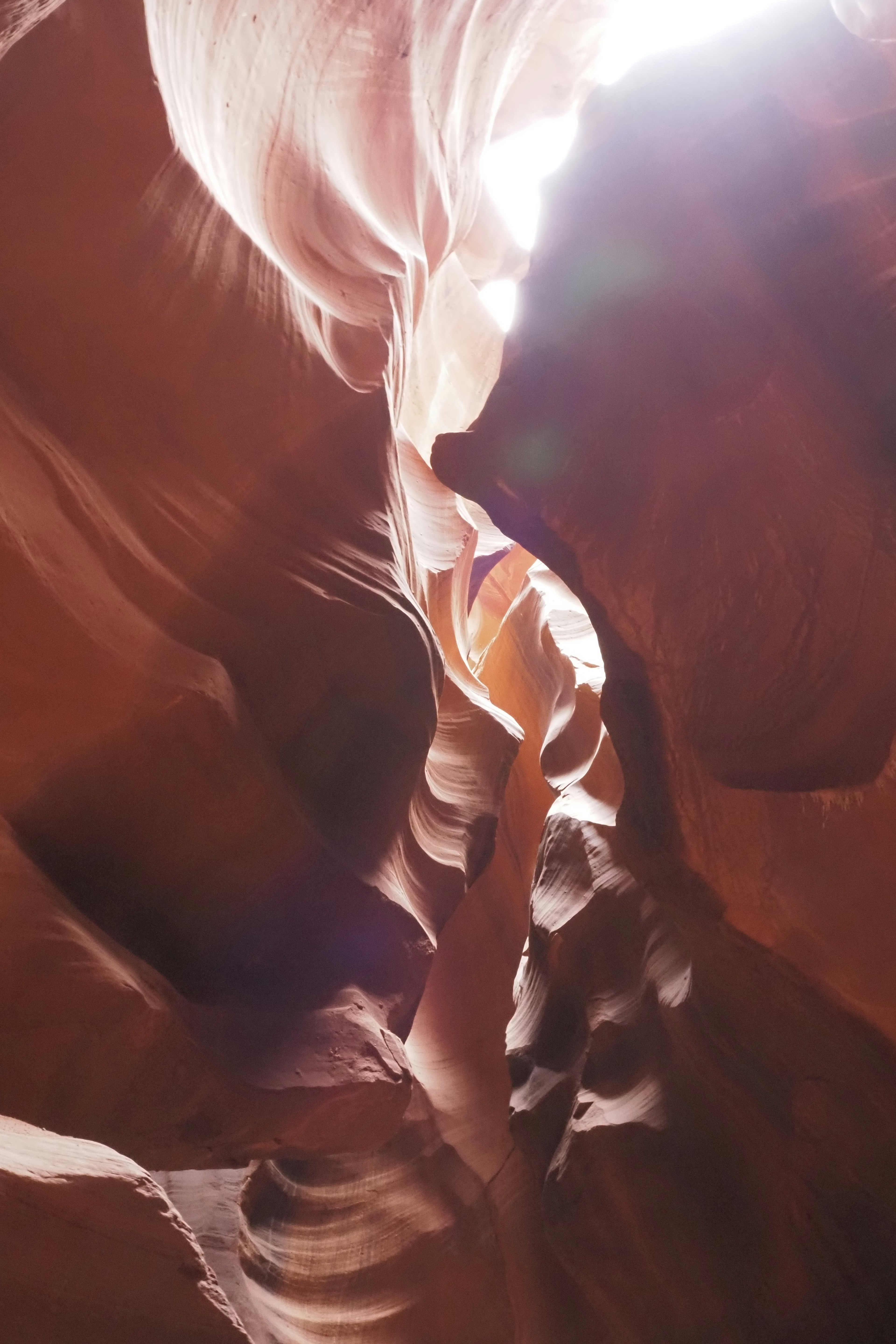 Canyon Antelope dengan formasi batu merah dan sinar cahaya