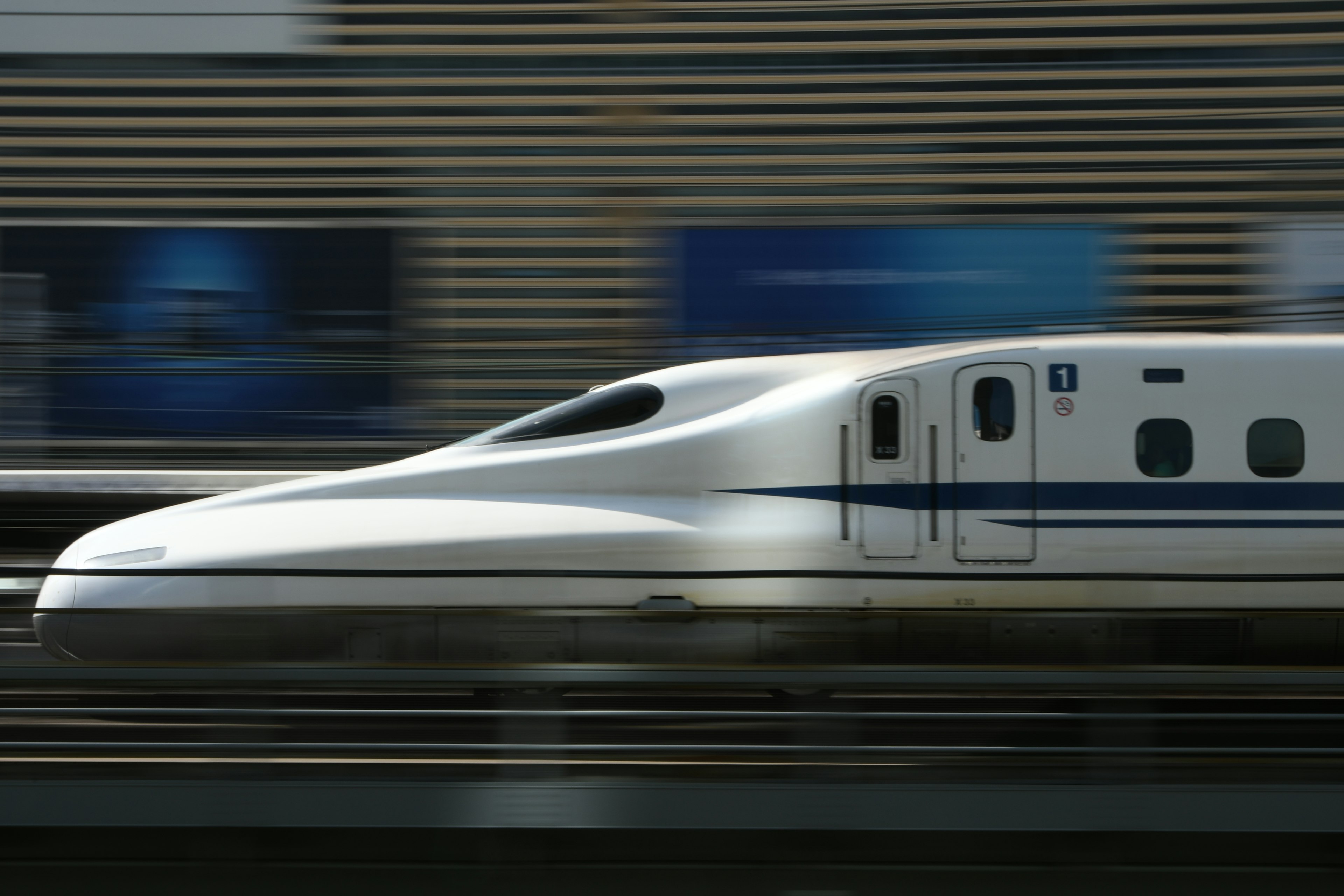 Tren Shinkansen acelerando por las vías