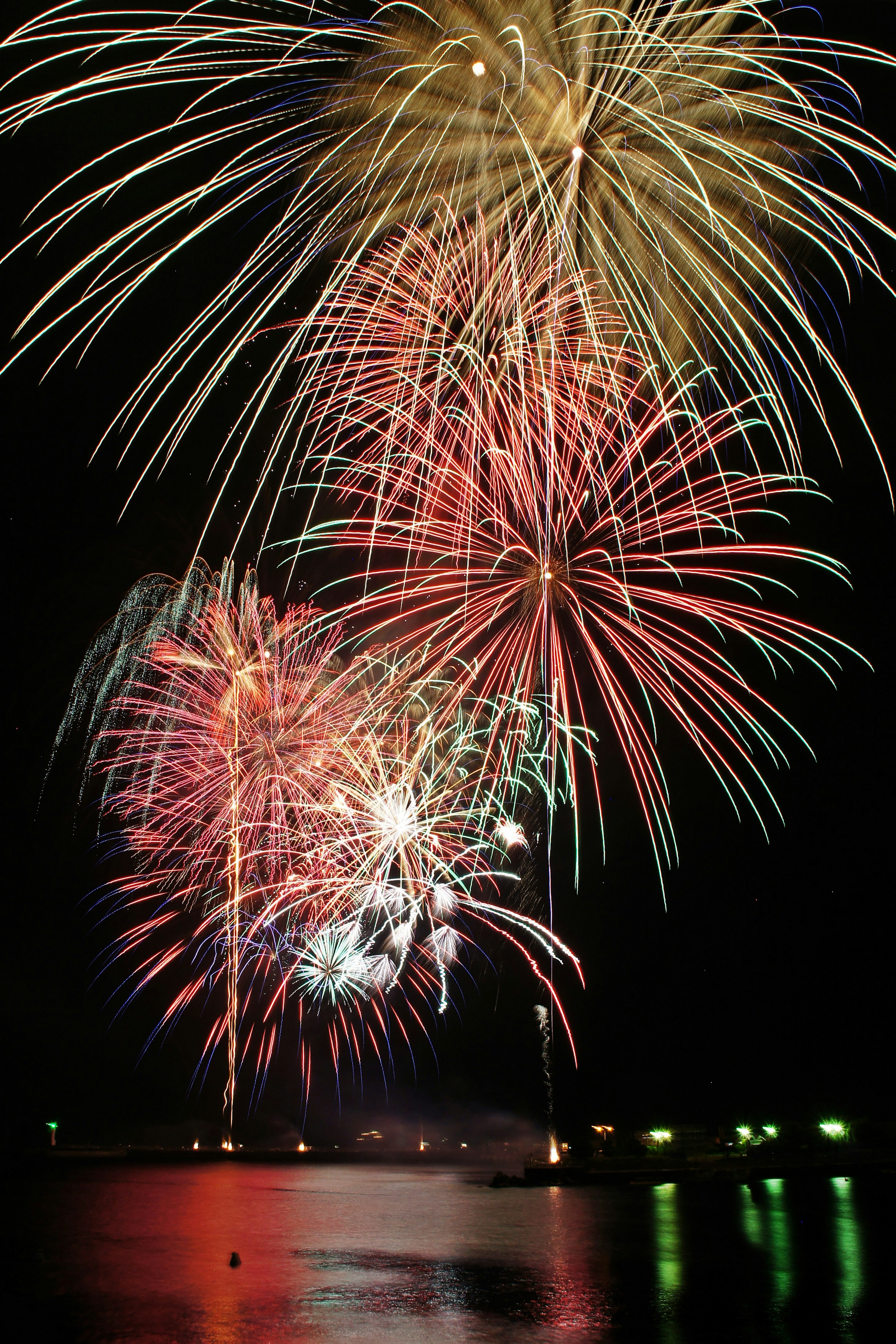 Spettacolo di fuochi d'artificio colorati nel cielo notturno