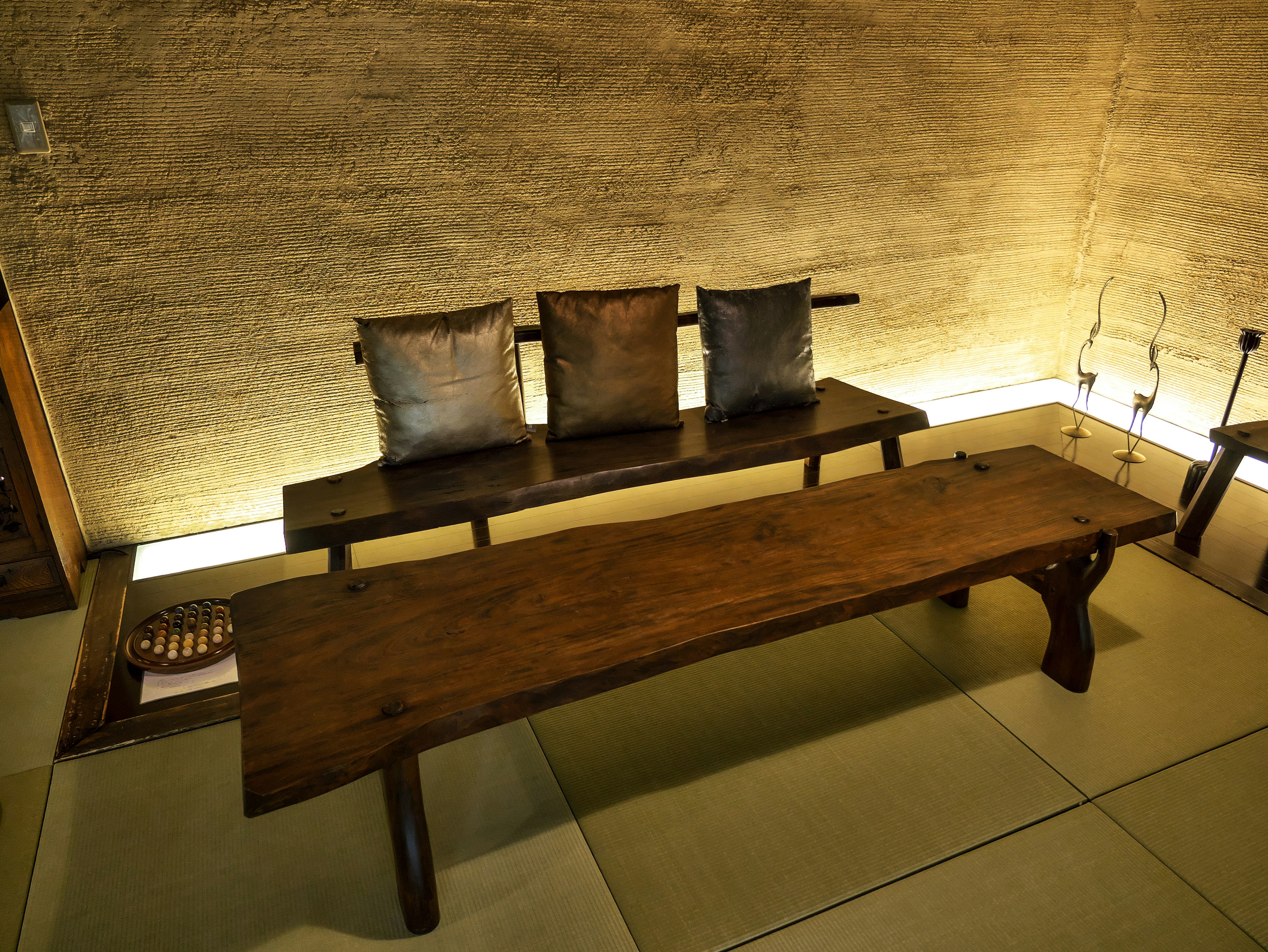 Interior de una habitación de estilo japonés con mesa y sofá de madera