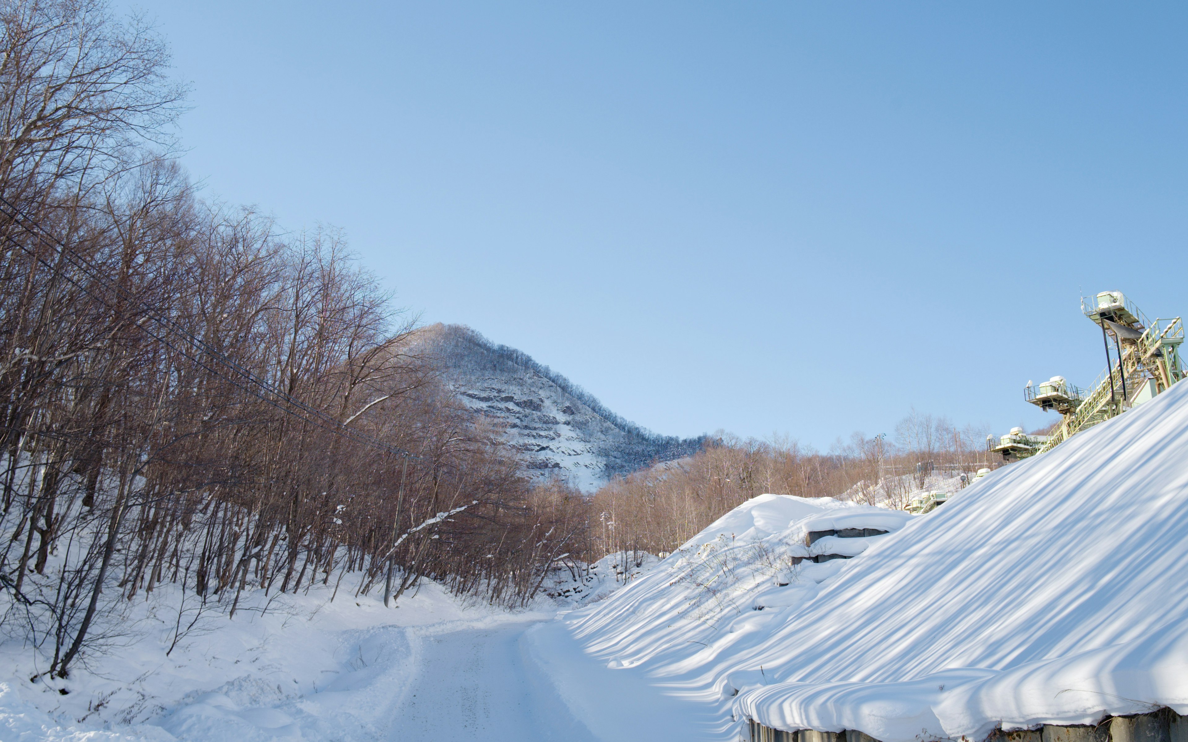 Route enneigée avec des montagnes en arrière-plan