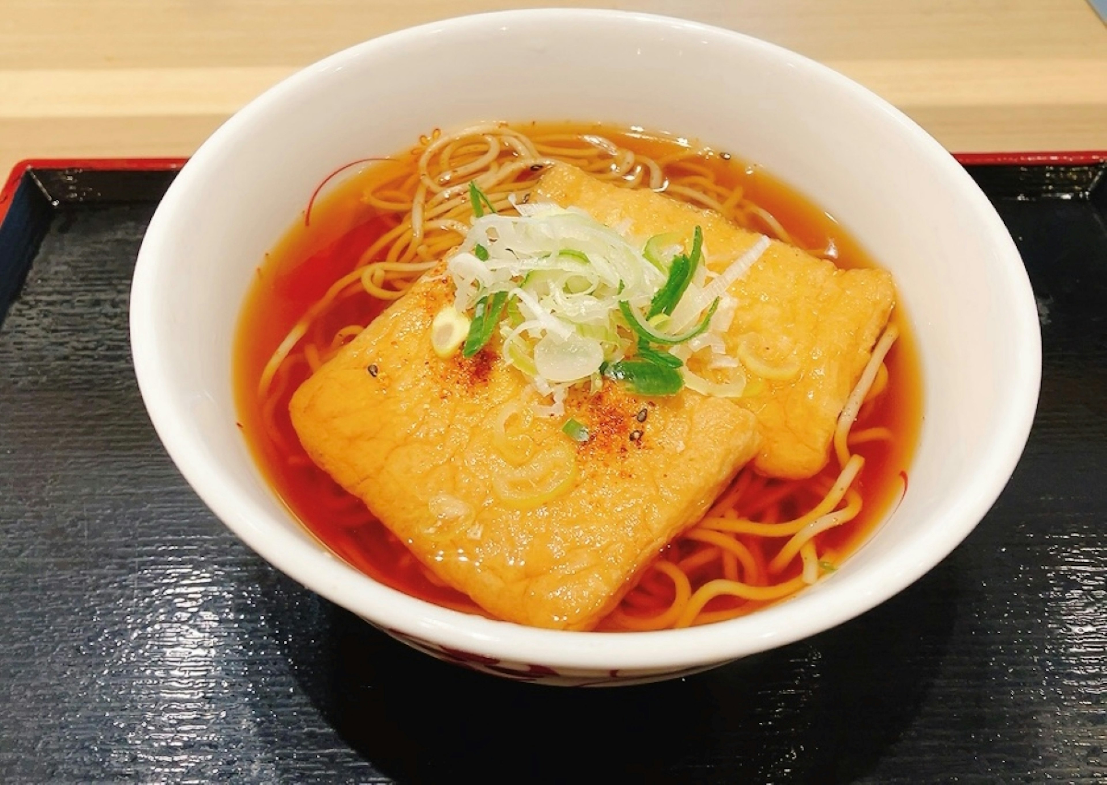 Plat de nouilles avec du tofu frit dans le bouillon