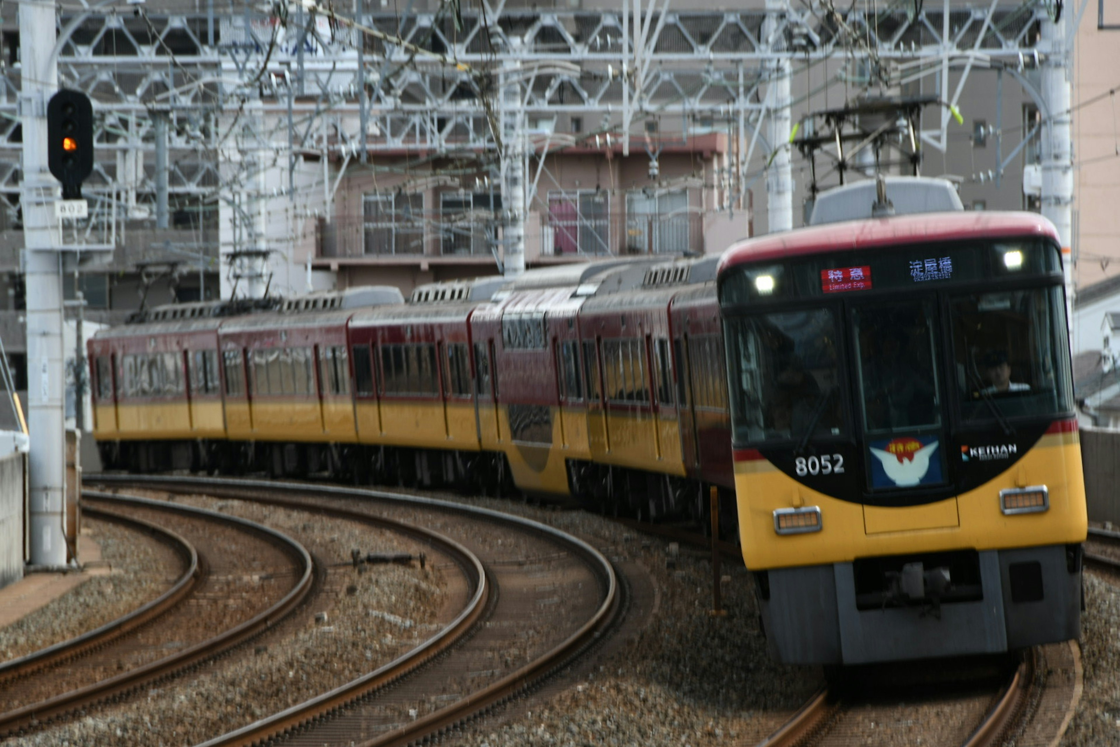 รถไฟสีเหลืองและดำบนรางโค้ง