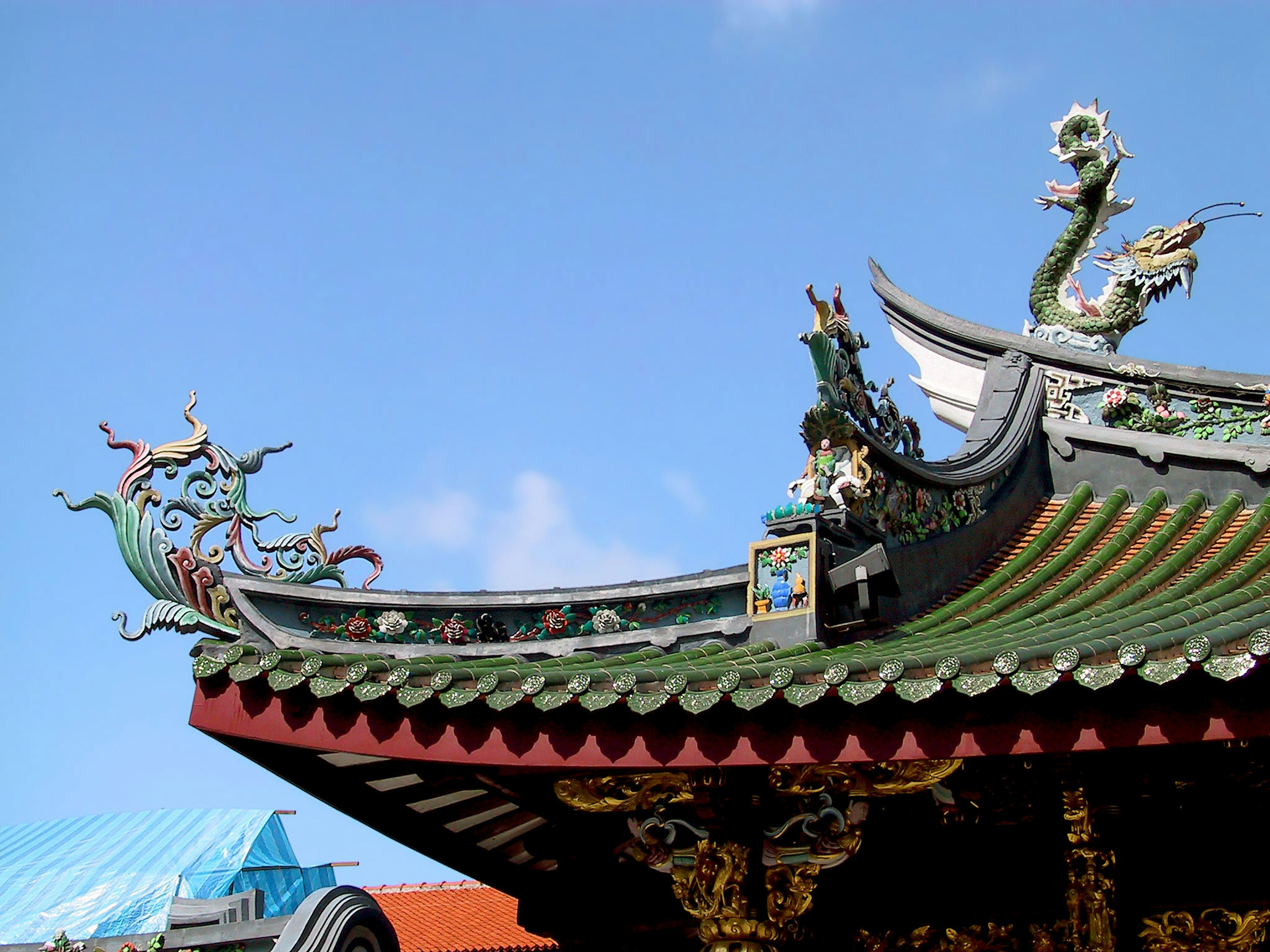 Colorful roof decorations with dragon sculptures on a Chinese-style building