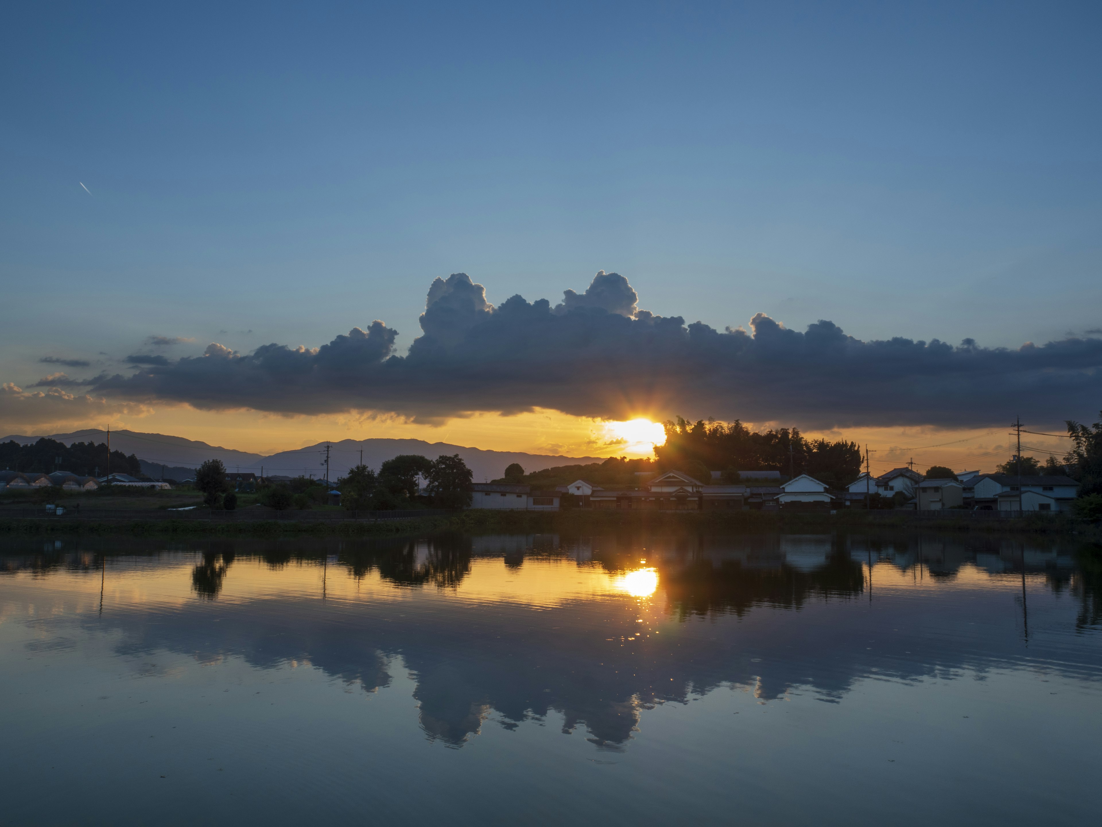 Bella riflessione del tramonto su un lago con nuvole