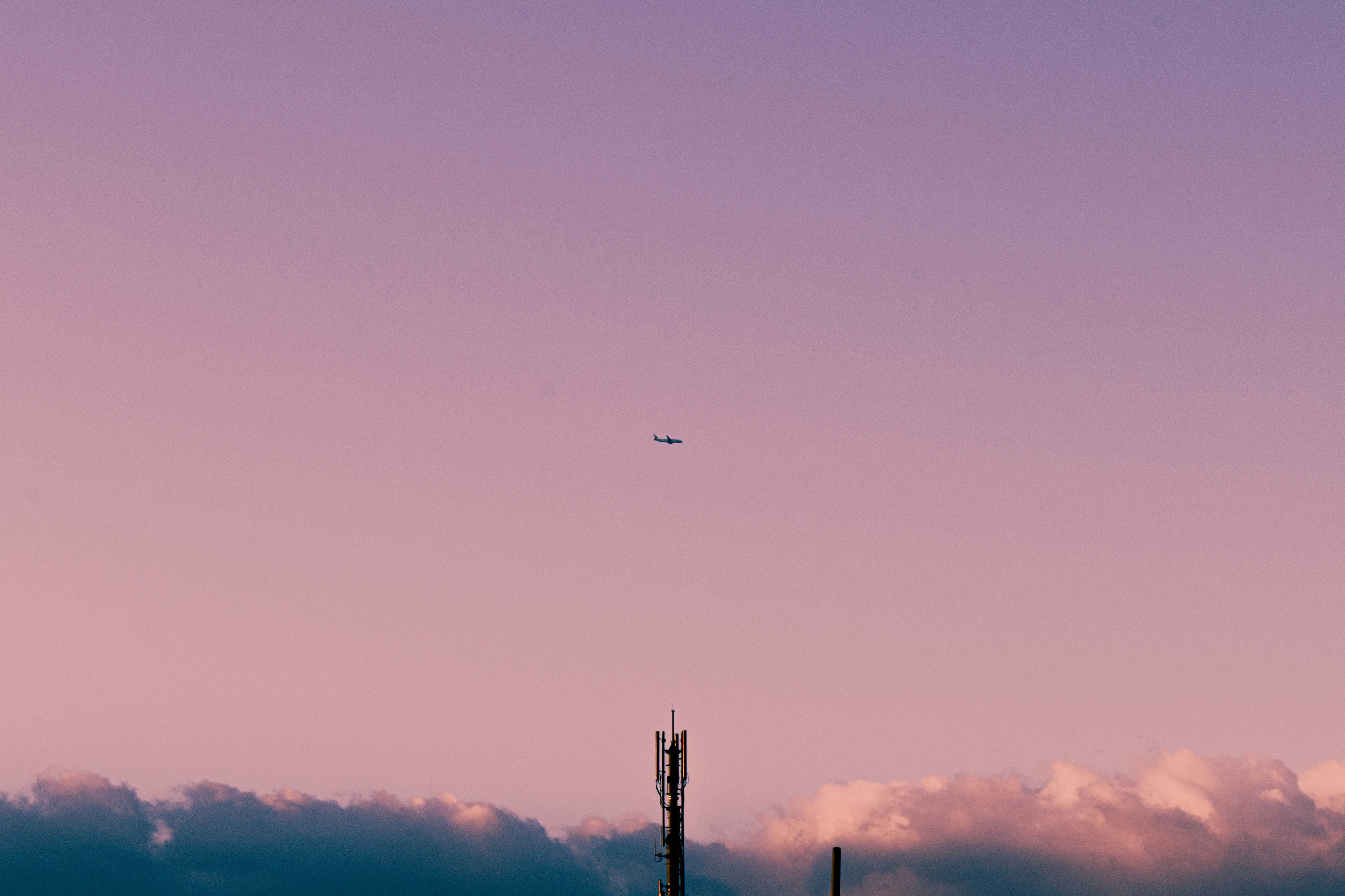 Objet non identifié dans un ciel de coucher de soleil avec une tour de communication