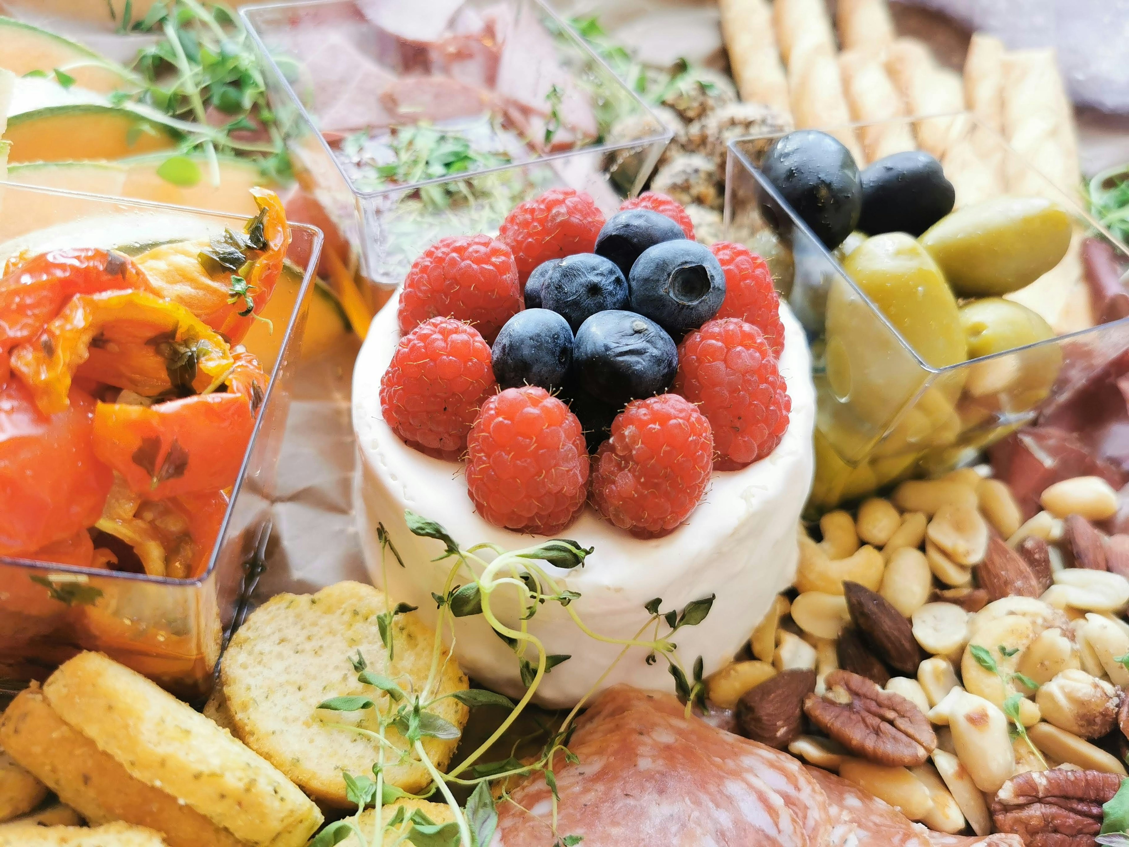 Eine lebendige Auswahl an Früchten und Snacks schön angeordnet