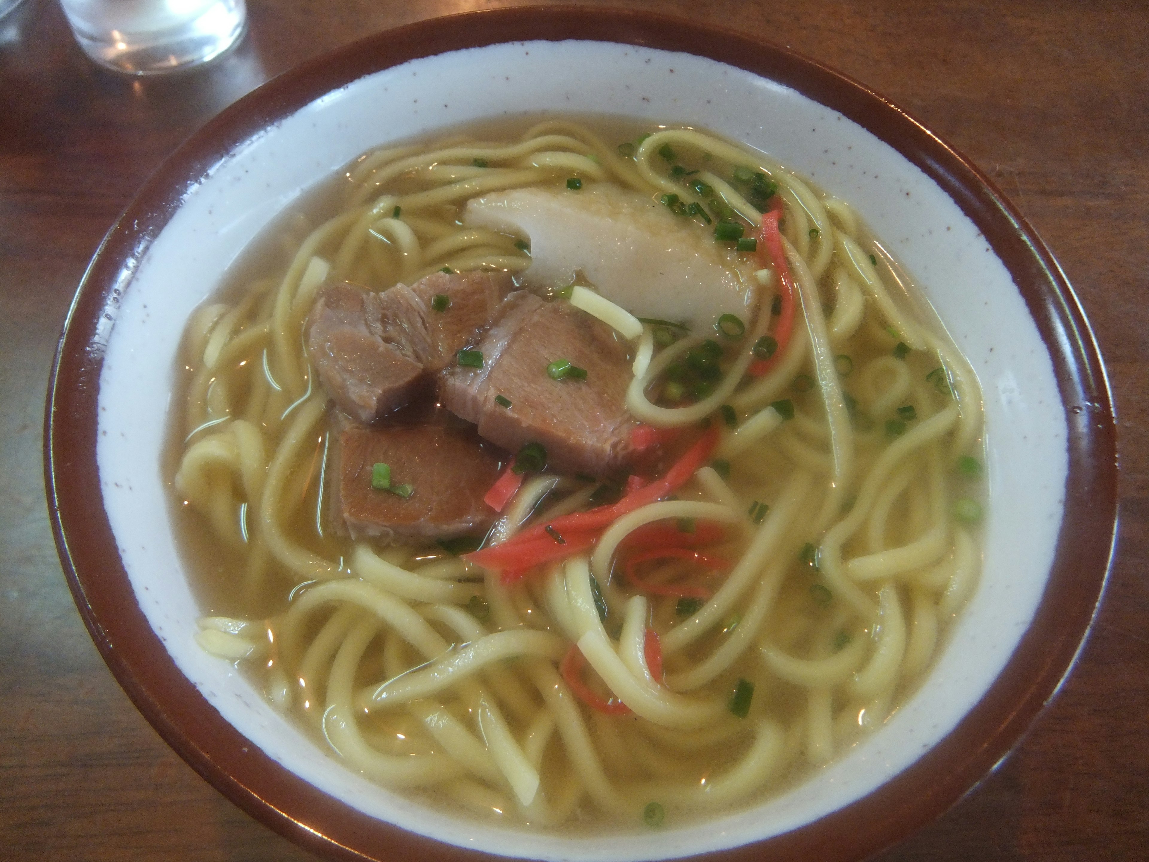 Mangkuk mie dalam kaldu dengan irisan daging dan sayuran