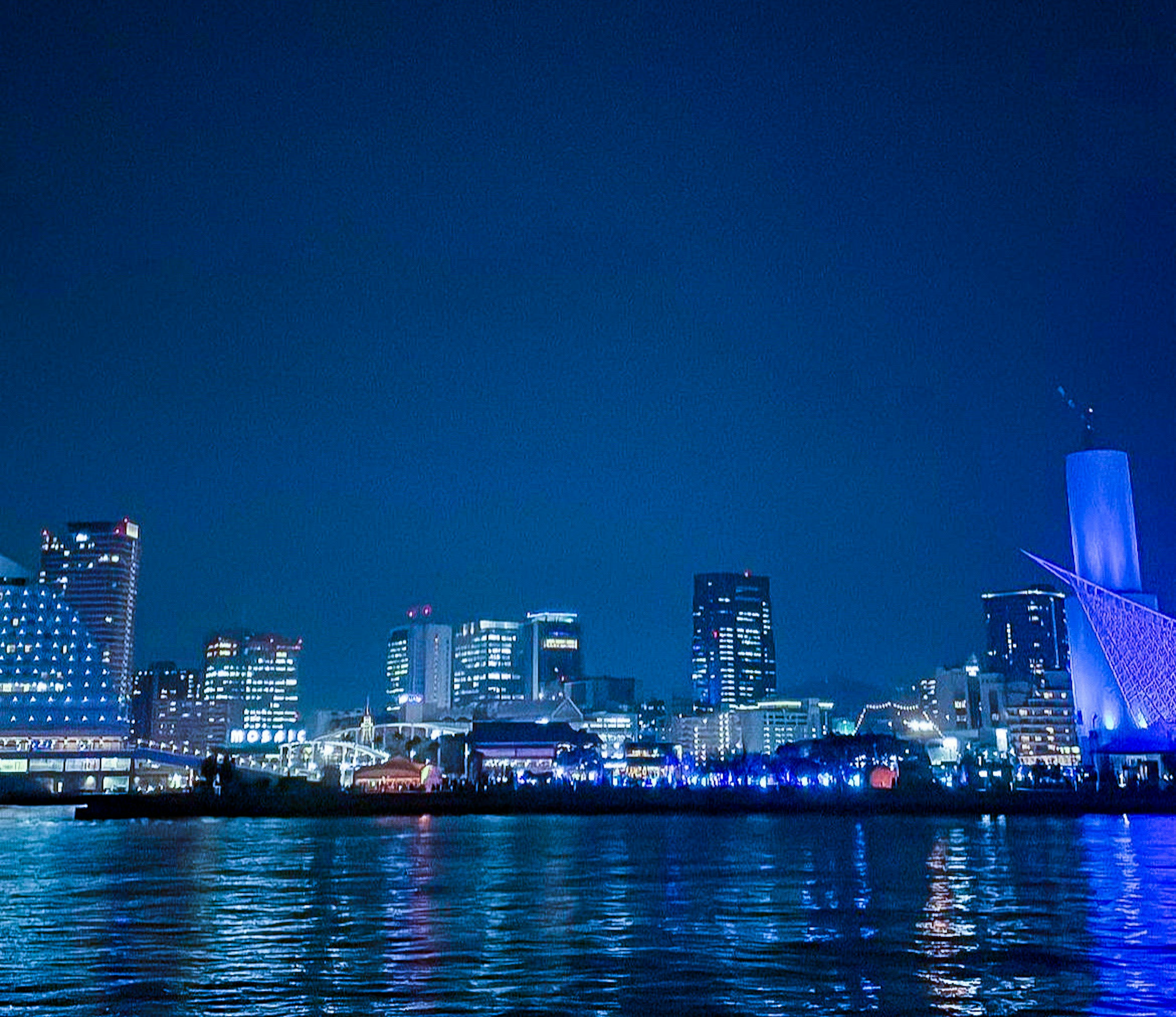 Bellissimo skyline notturno di Yokohama con illuminazione blu