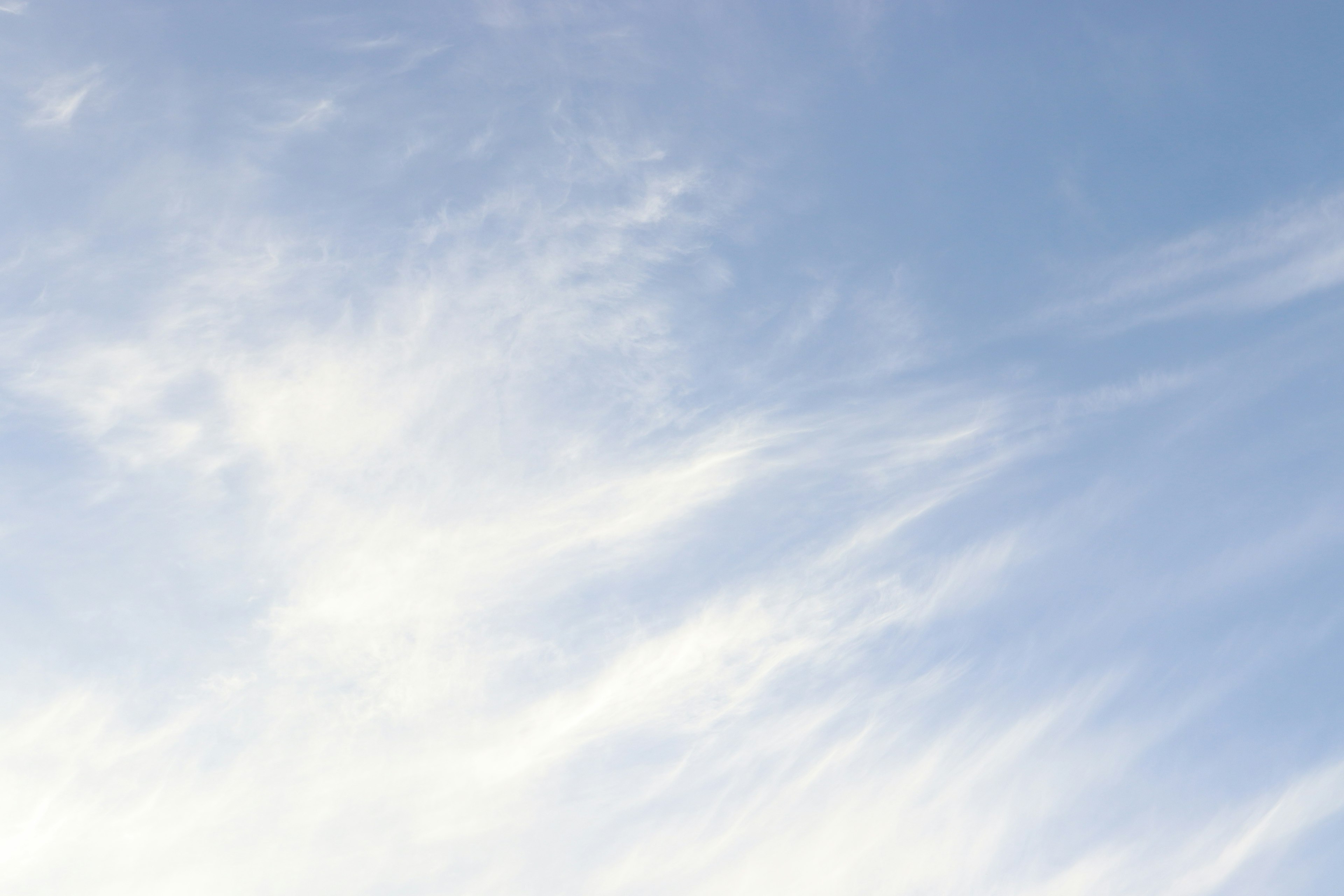 Un paesaggio con cielo azzurro e nuvole sottili