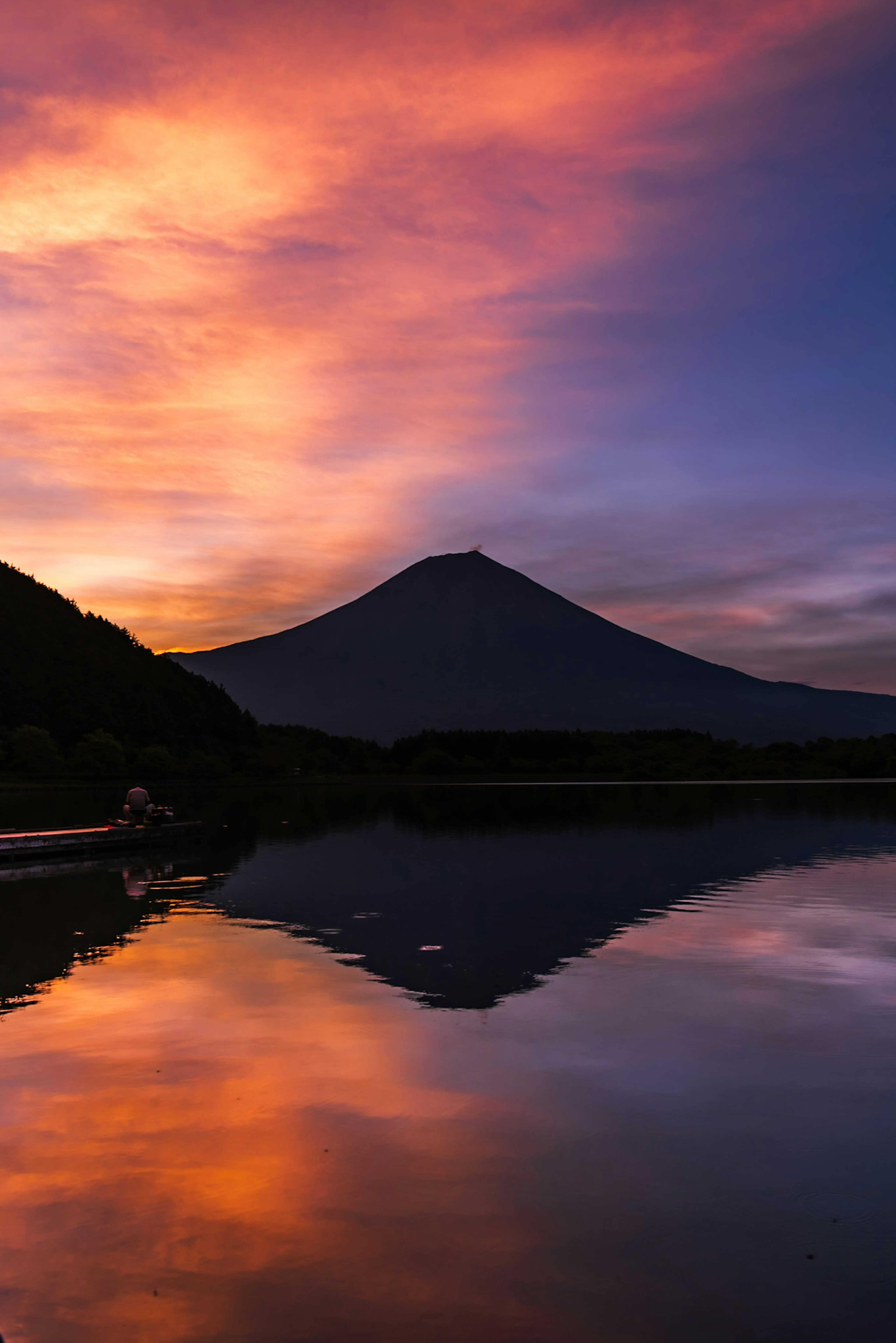 富士山を背景にした湖の美しい夕焼けの景色