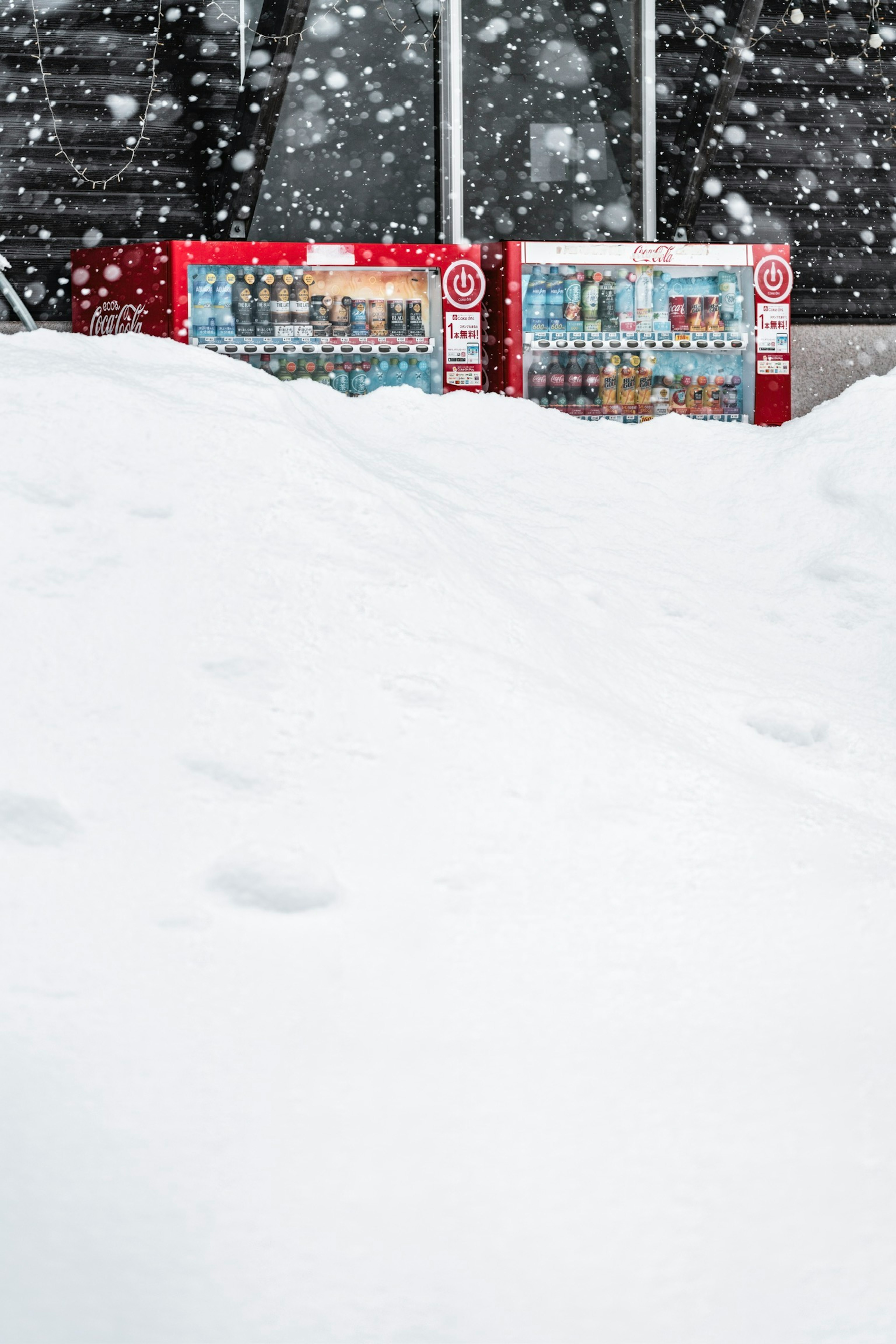 被雪覆盖的自动售货机在雪地中