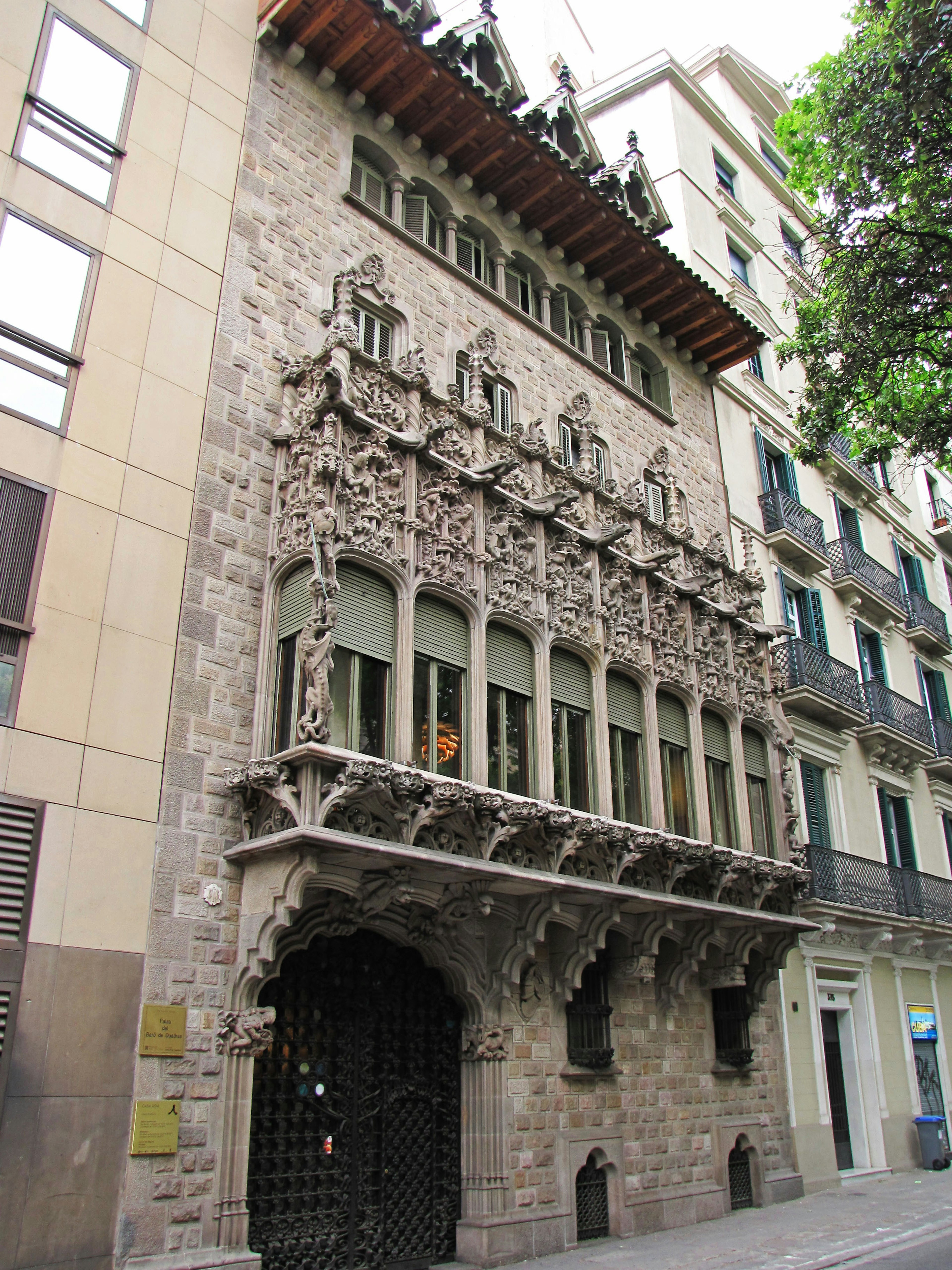 Schöne Fassade eines modernistischen Gebäudes in Barcelona